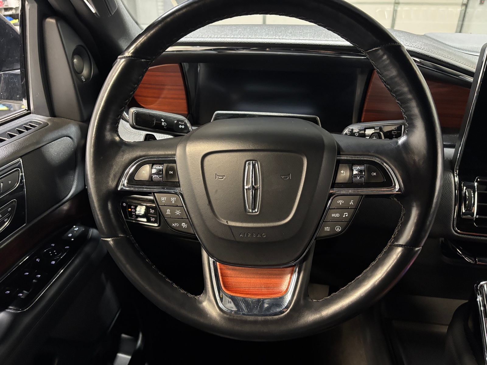 Thumbnail: 2024 Lincoln Navigator - 4