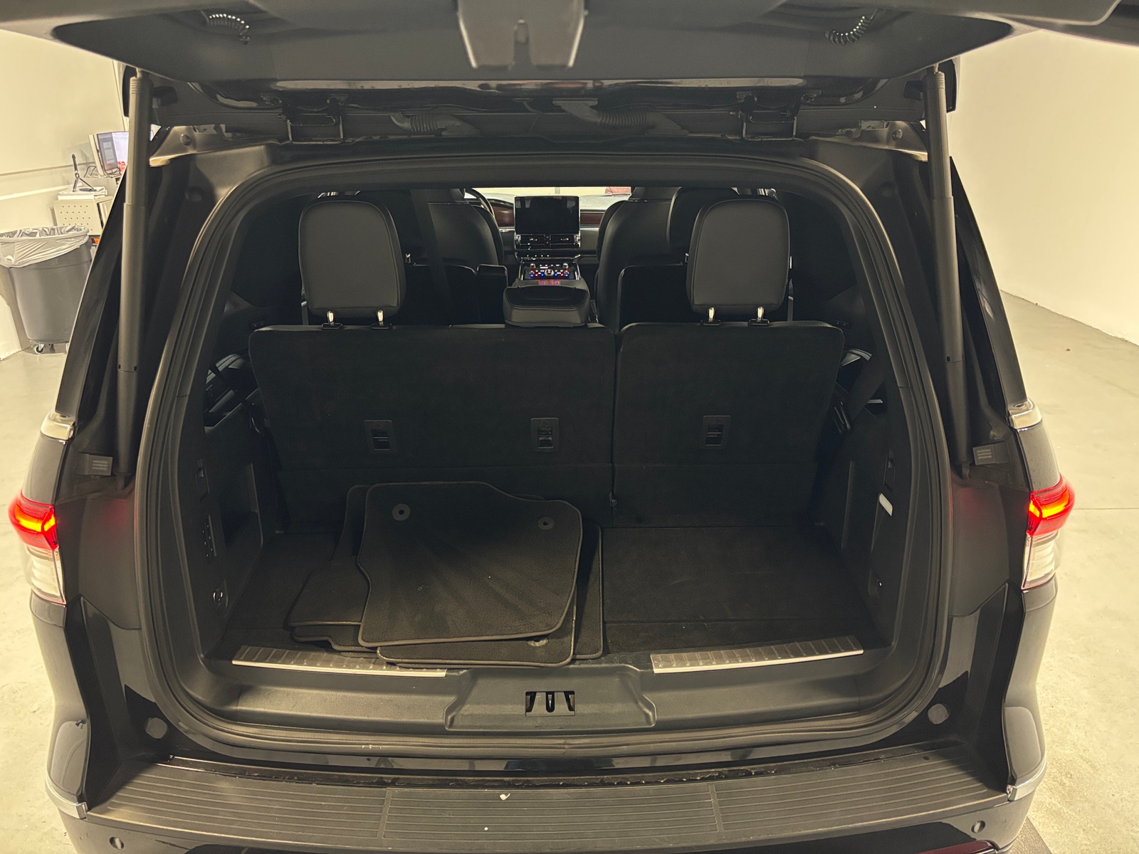 Thumbnail: 2024 Lincoln Navigator - 6