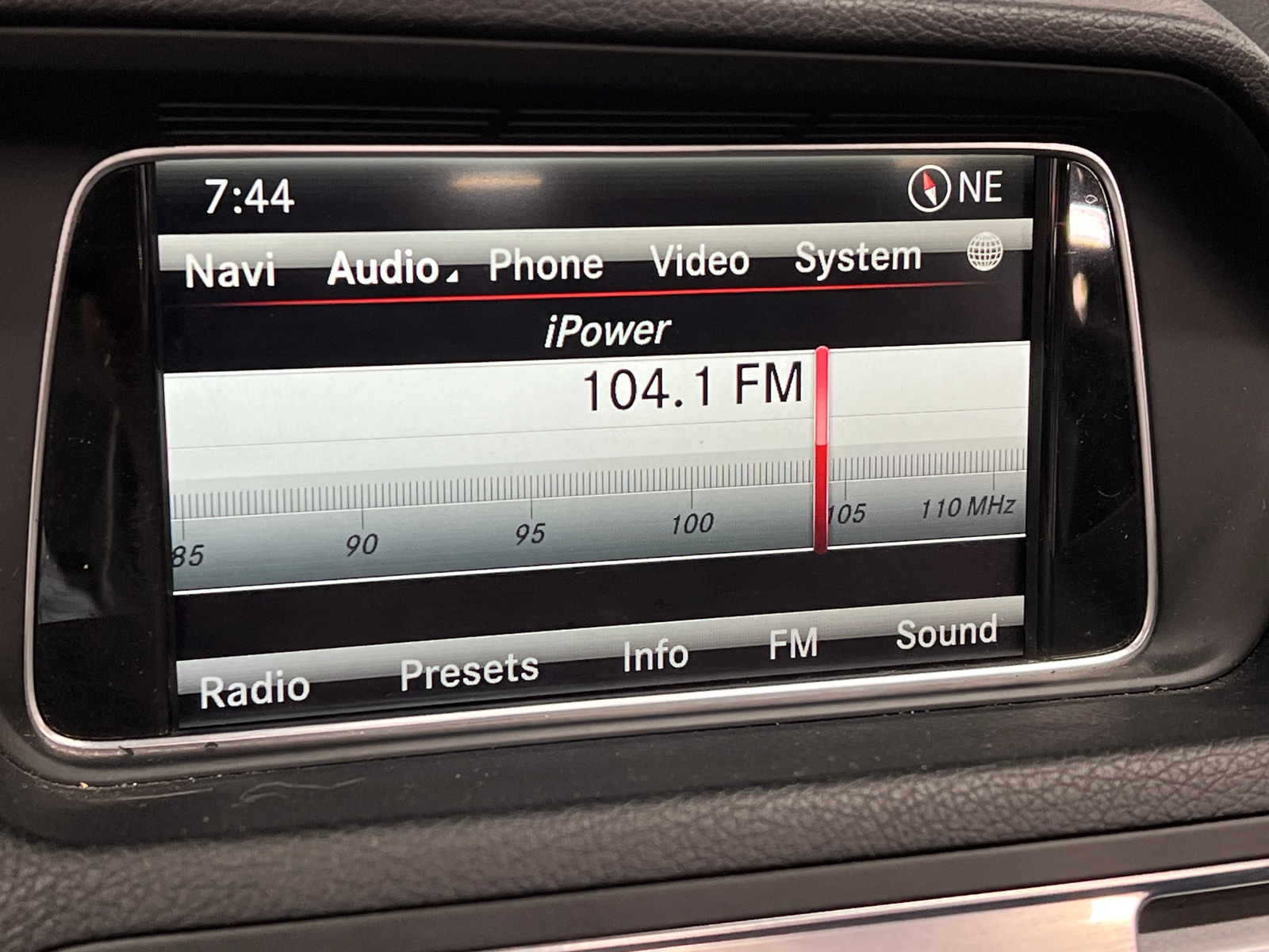 Thumbnail: 2014 Mercedes-Benz E-Class - 3