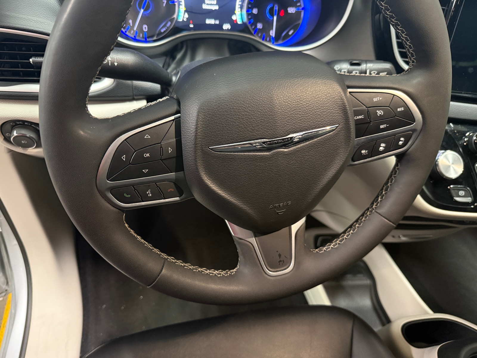 Thumbnail: 2024 Chrysler Pacifica - 4