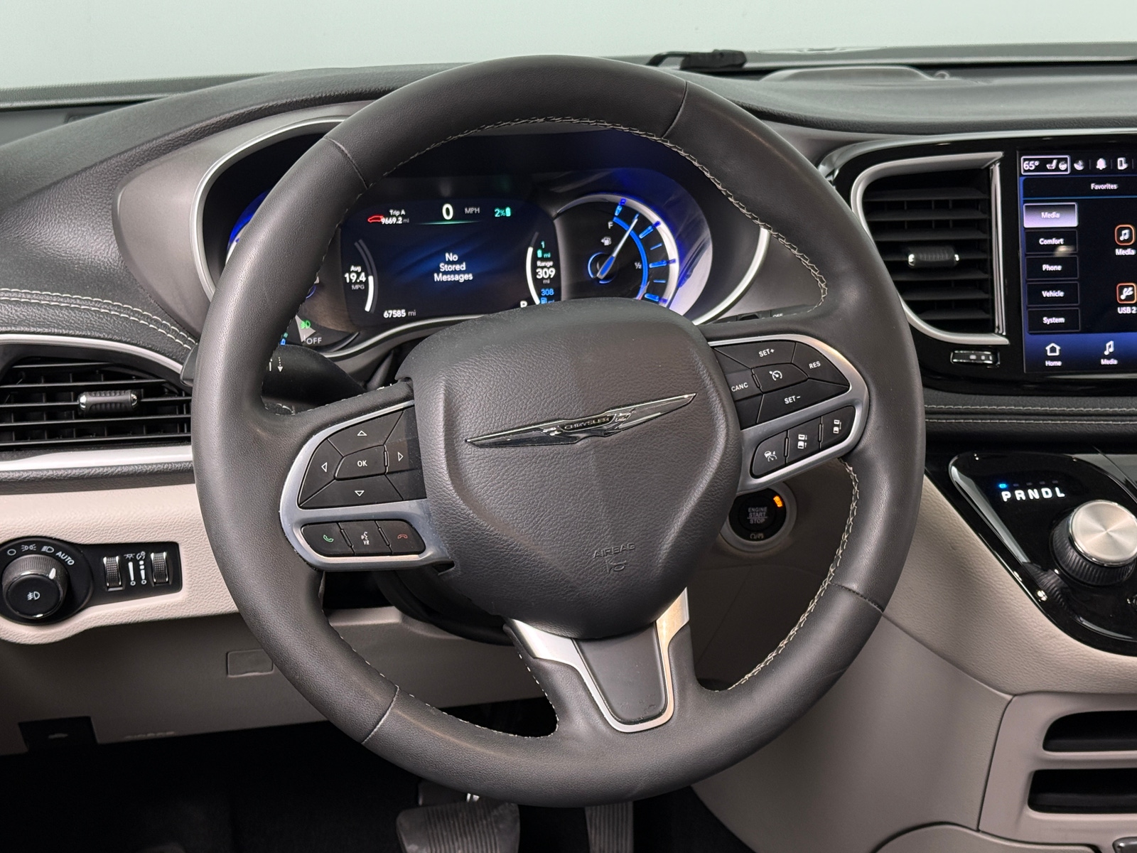 Thumbnail: 2022 Chrysler Pacifica - 4