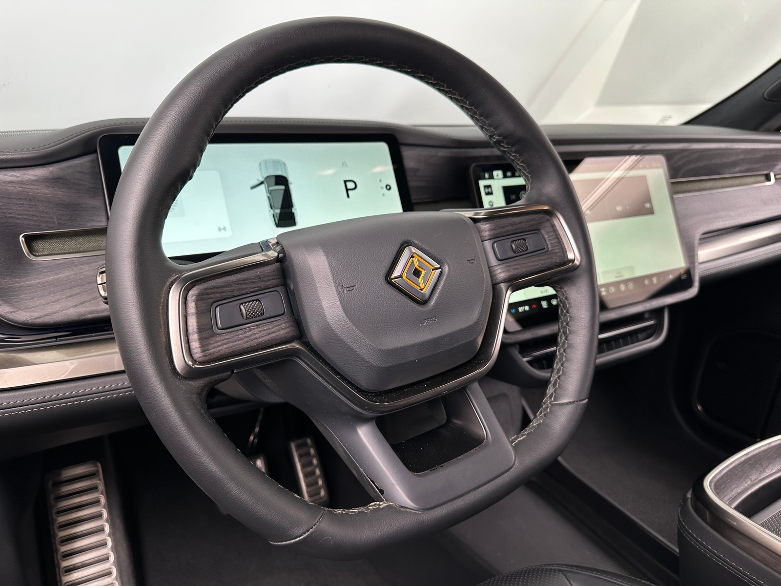 Thumbnail: 2024 Rivian R1S - 4