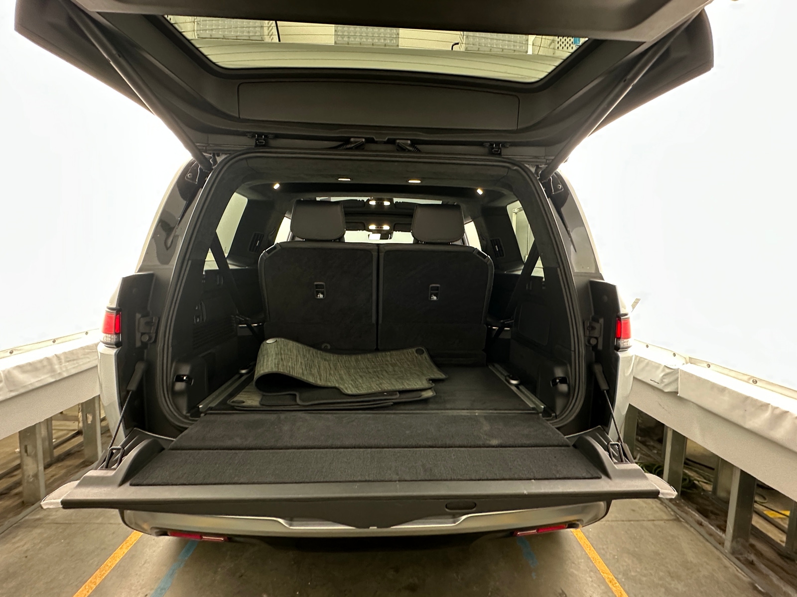 Thumbnail: 2024 Rivian R1S - 6