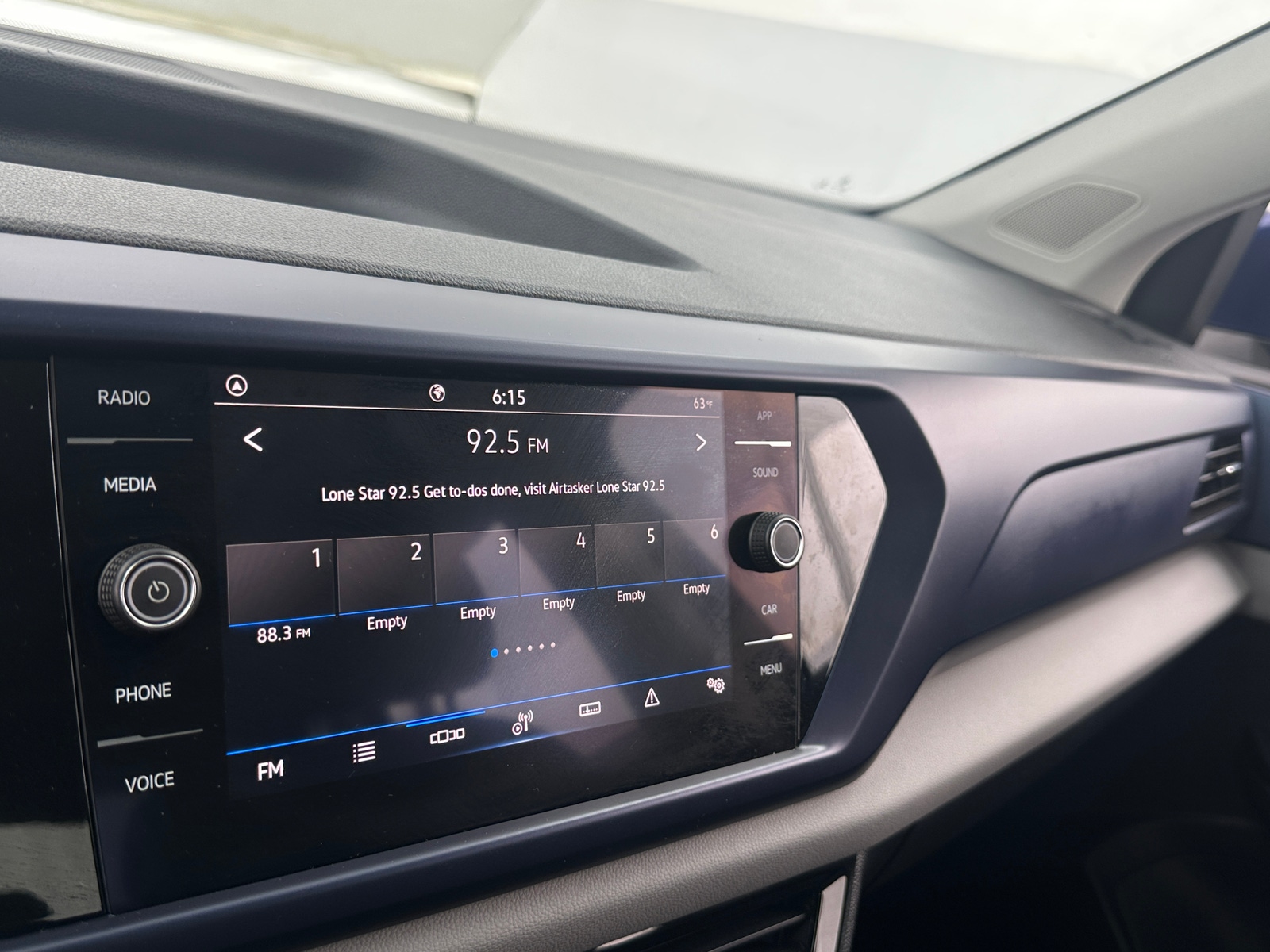 Thumbnail: 2022 Volkswagen Taos - 4