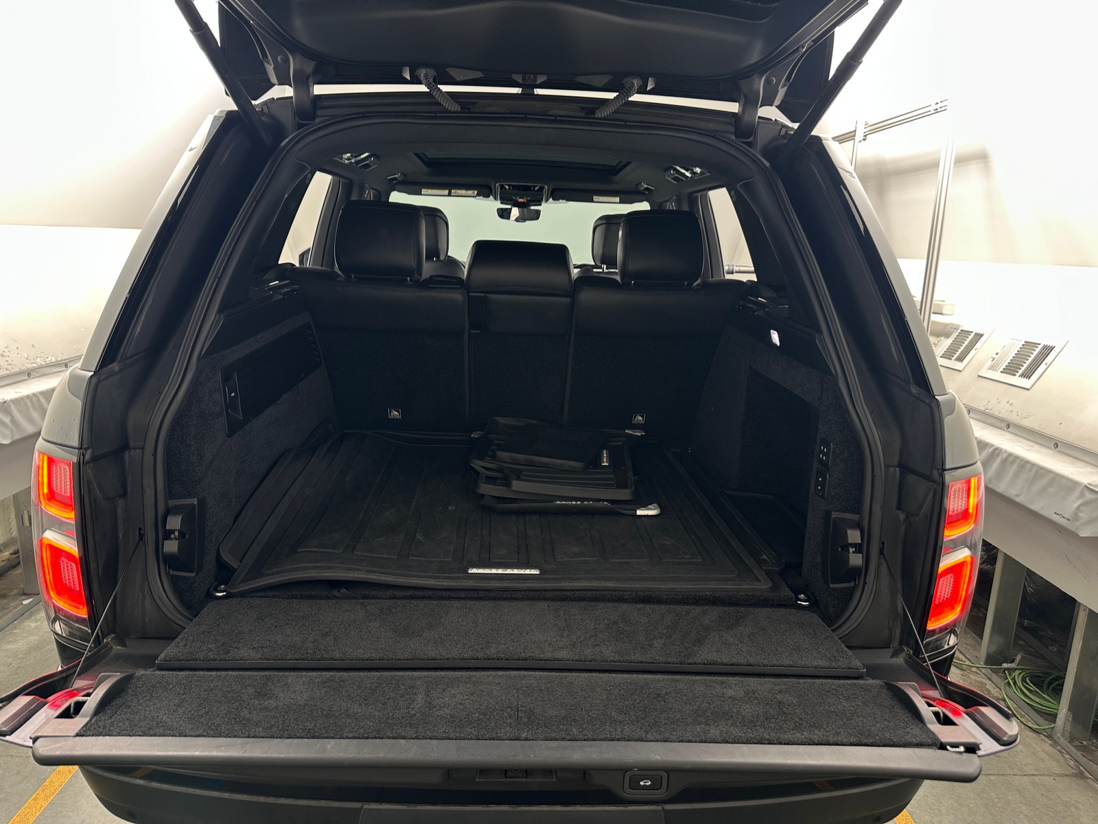 Thumbnail: 2020 Land Rover Range Rover - 6