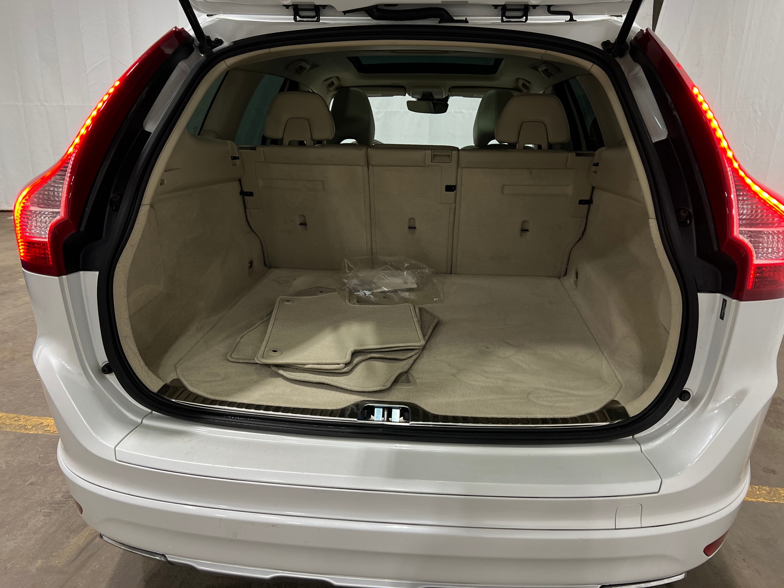 Thumbnail: 2015 Volvo XC60 - 6