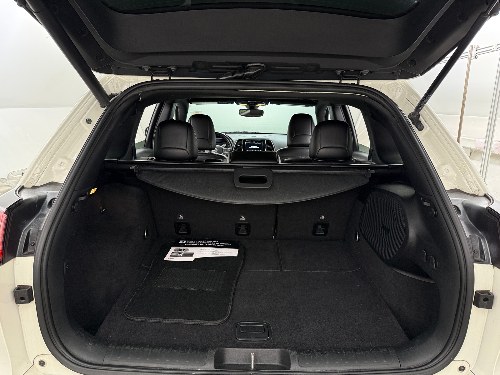 Thumbnail: 2019 Jeep Cherokee - 6