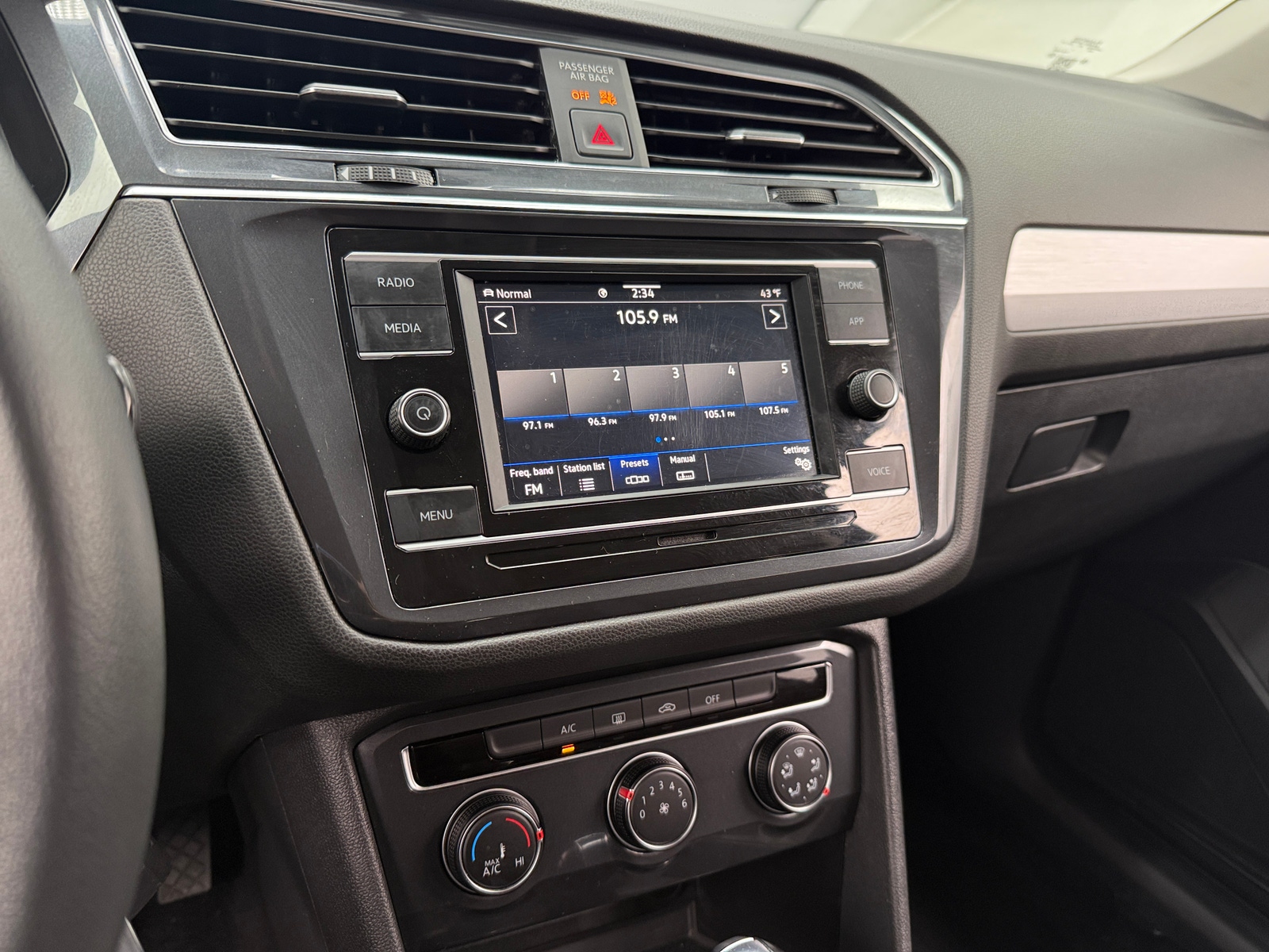 Thumbnail: 2021 Volkswagen Tiguan - 4