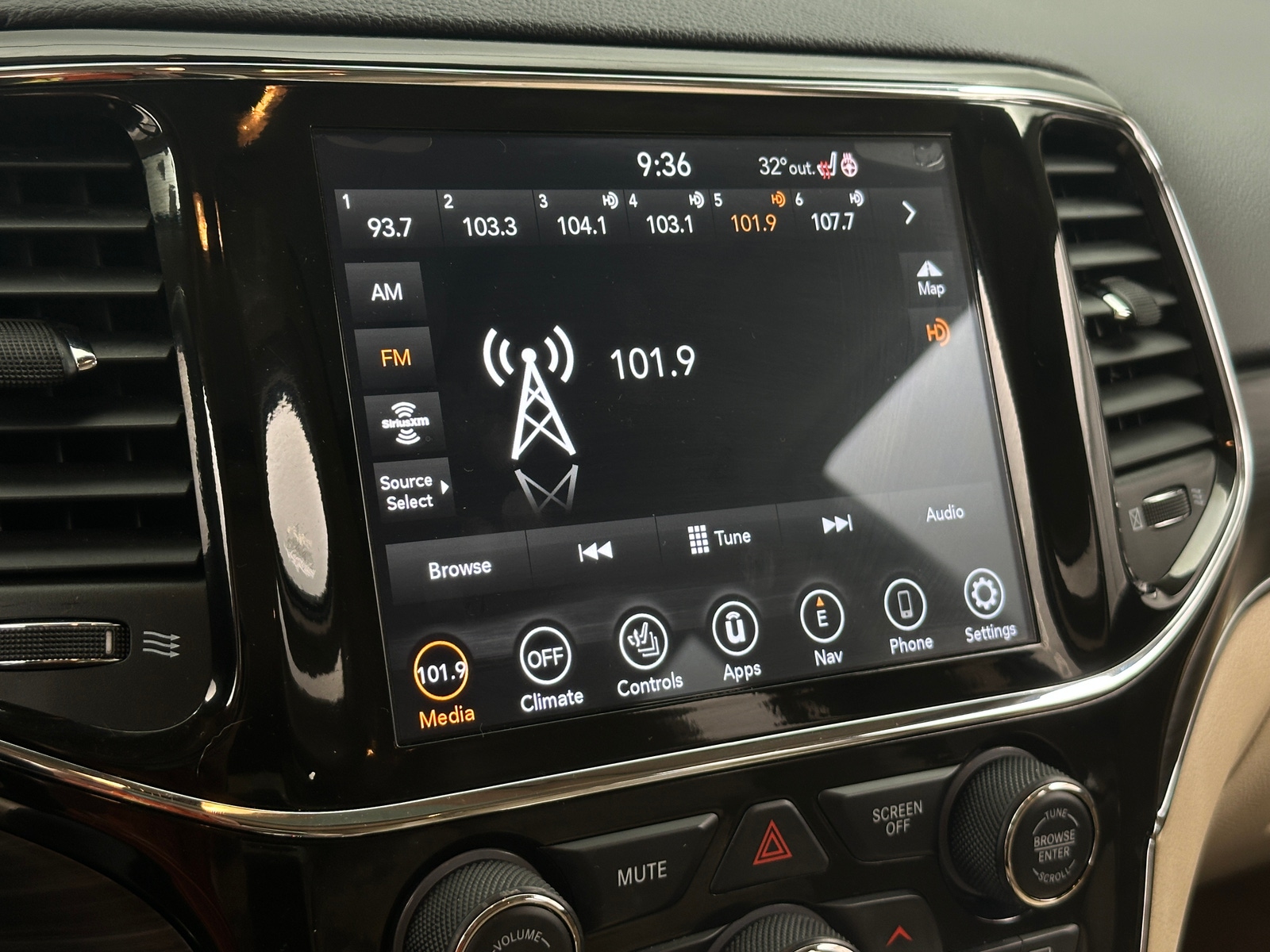 Thumbnail: 2021 Jeep Grand Cherokee - 3