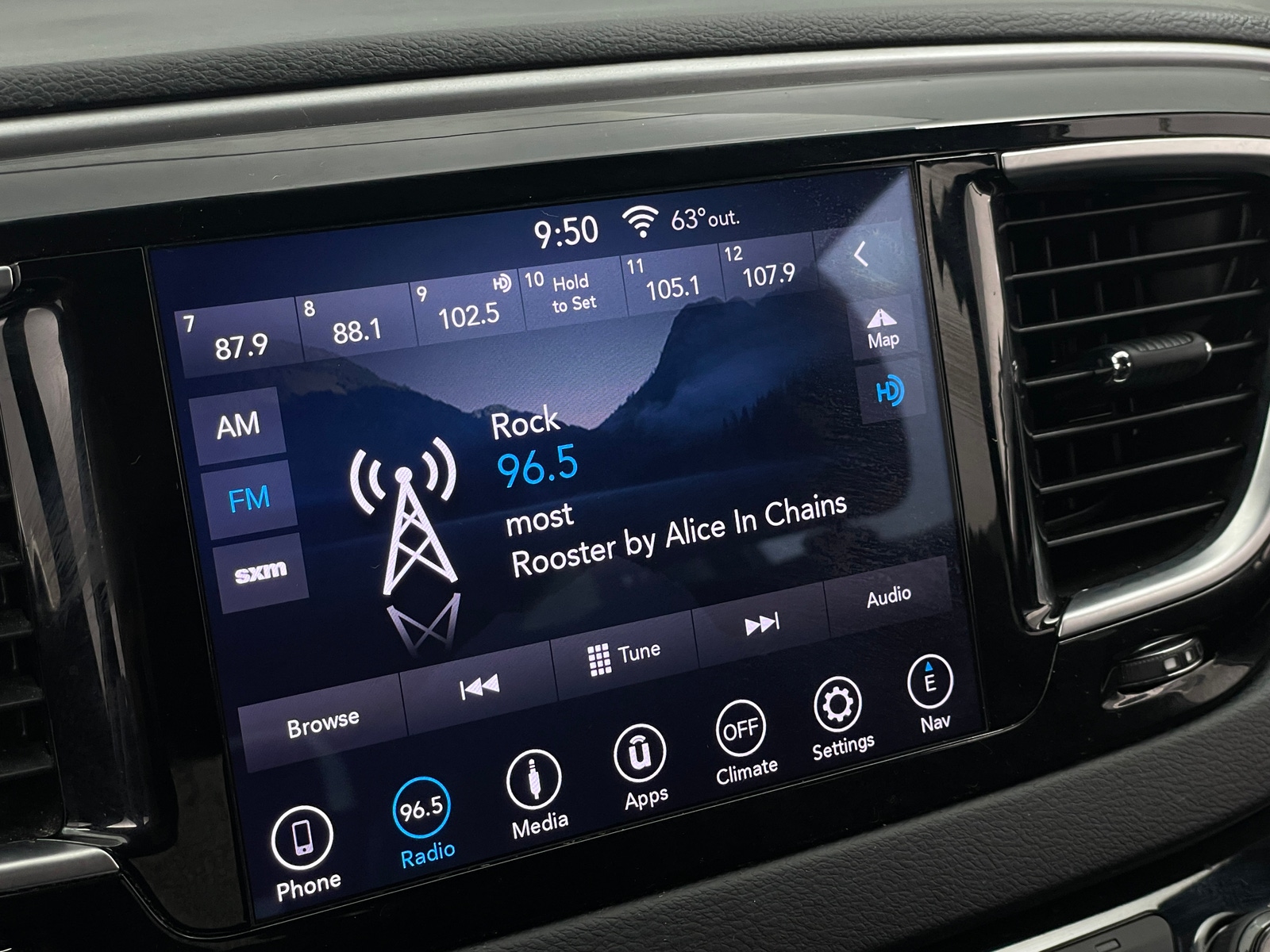 Thumbnail: 2019 Chrysler Pacifica - 4