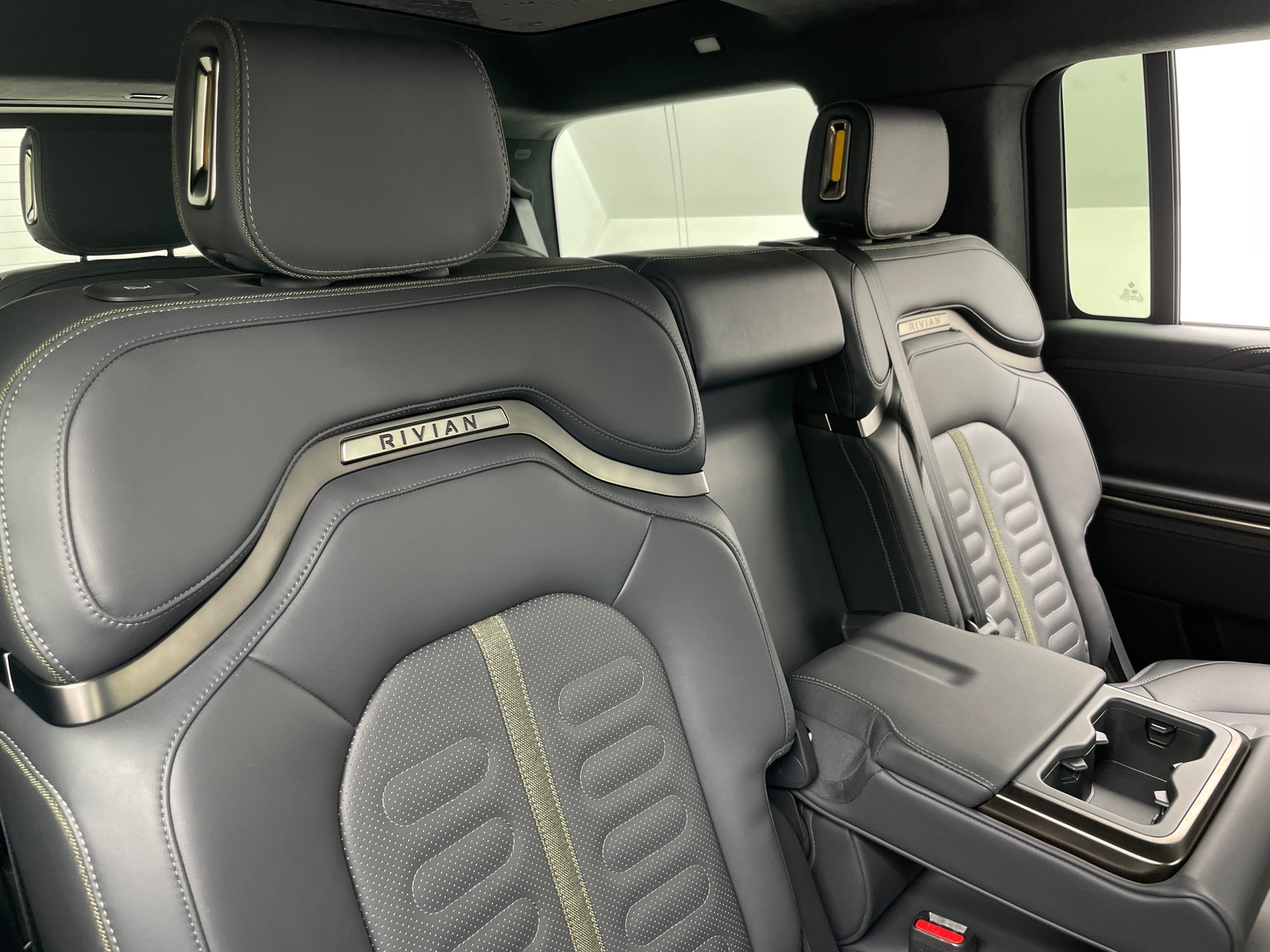 Thumbnail: 2024 Rivian R1S - 5