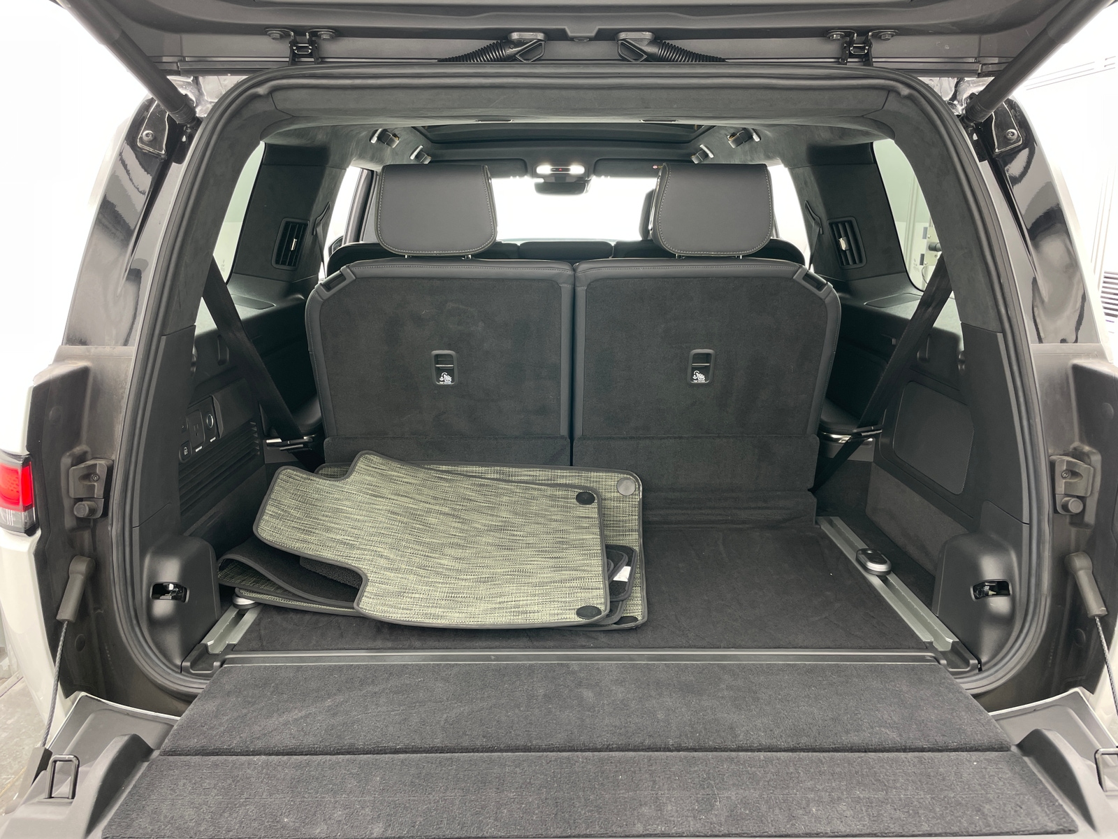 Thumbnail: 2024 Rivian R1S - 6