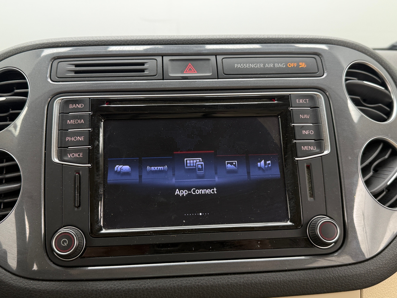 Thumbnail: 2016 Volkswagen Tiguan - 4