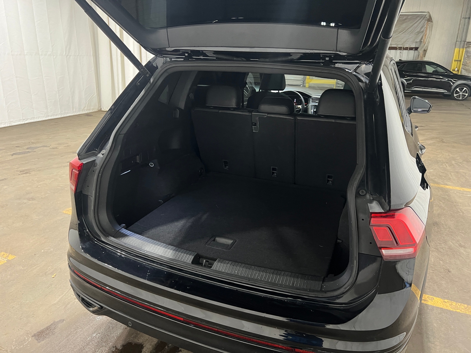 Thumbnail: 2022 Volkswagen Tiguan - 6