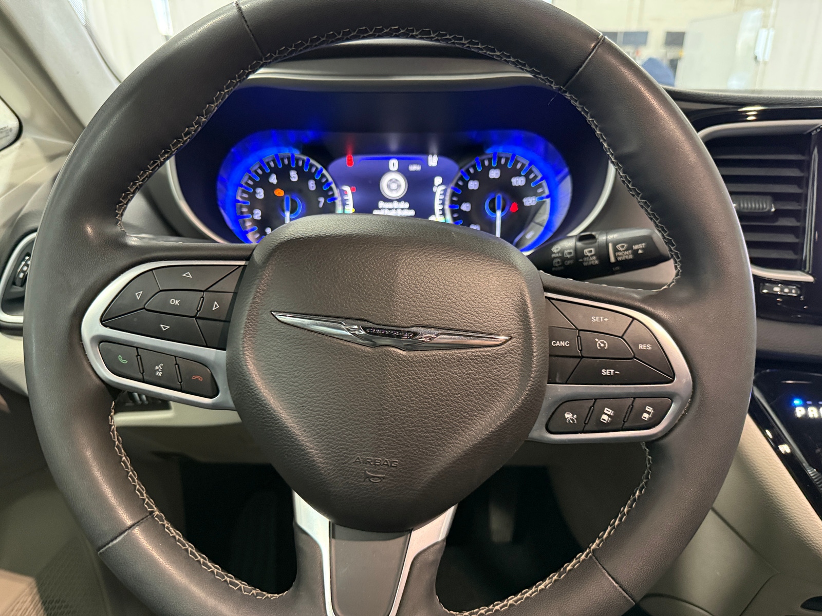 Thumbnail: 2022 Chrysler Pacifica - 4