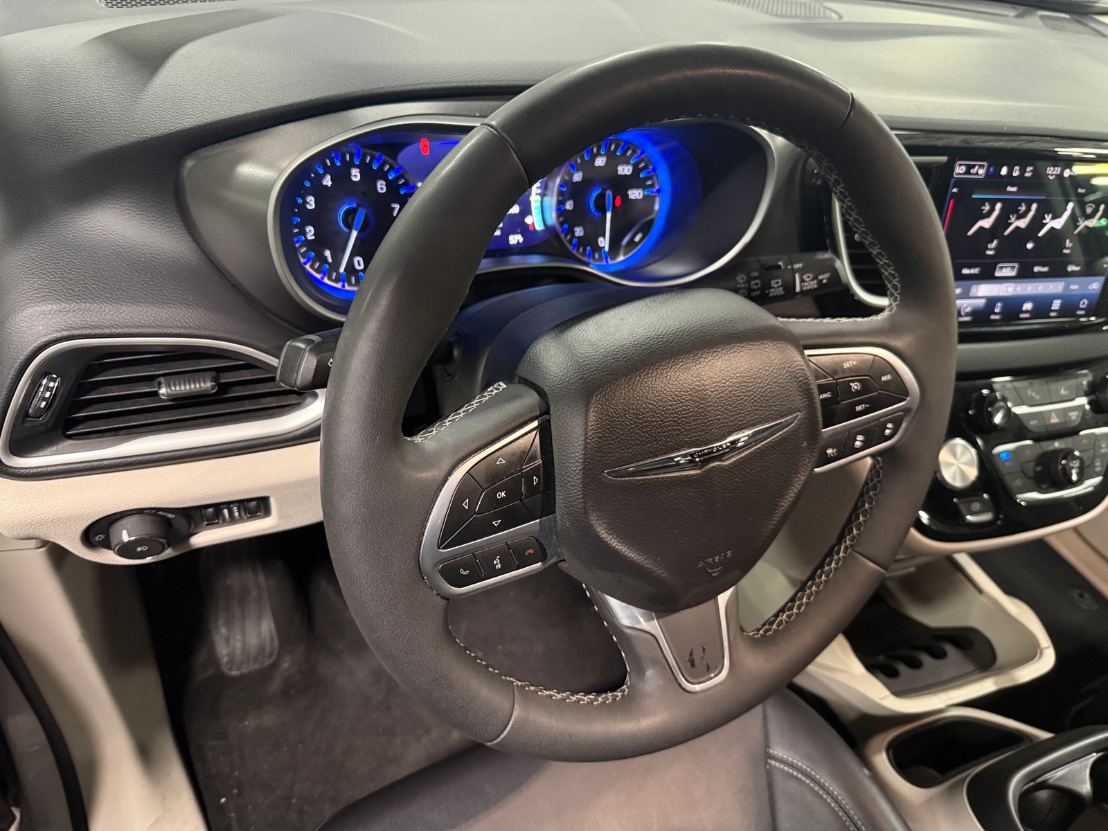 Thumbnail: 2024 Chrysler Pacifica - 4