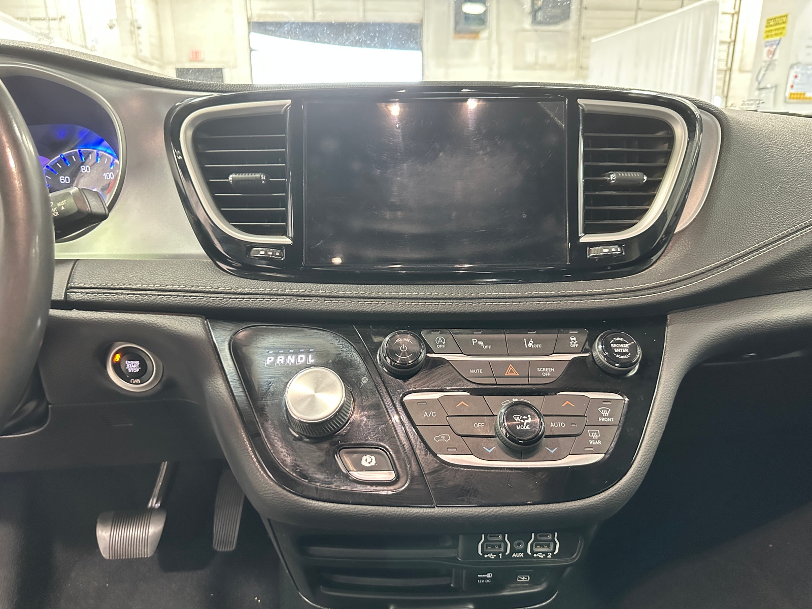 Thumbnail: 2022 Chrysler Pacifica - 4