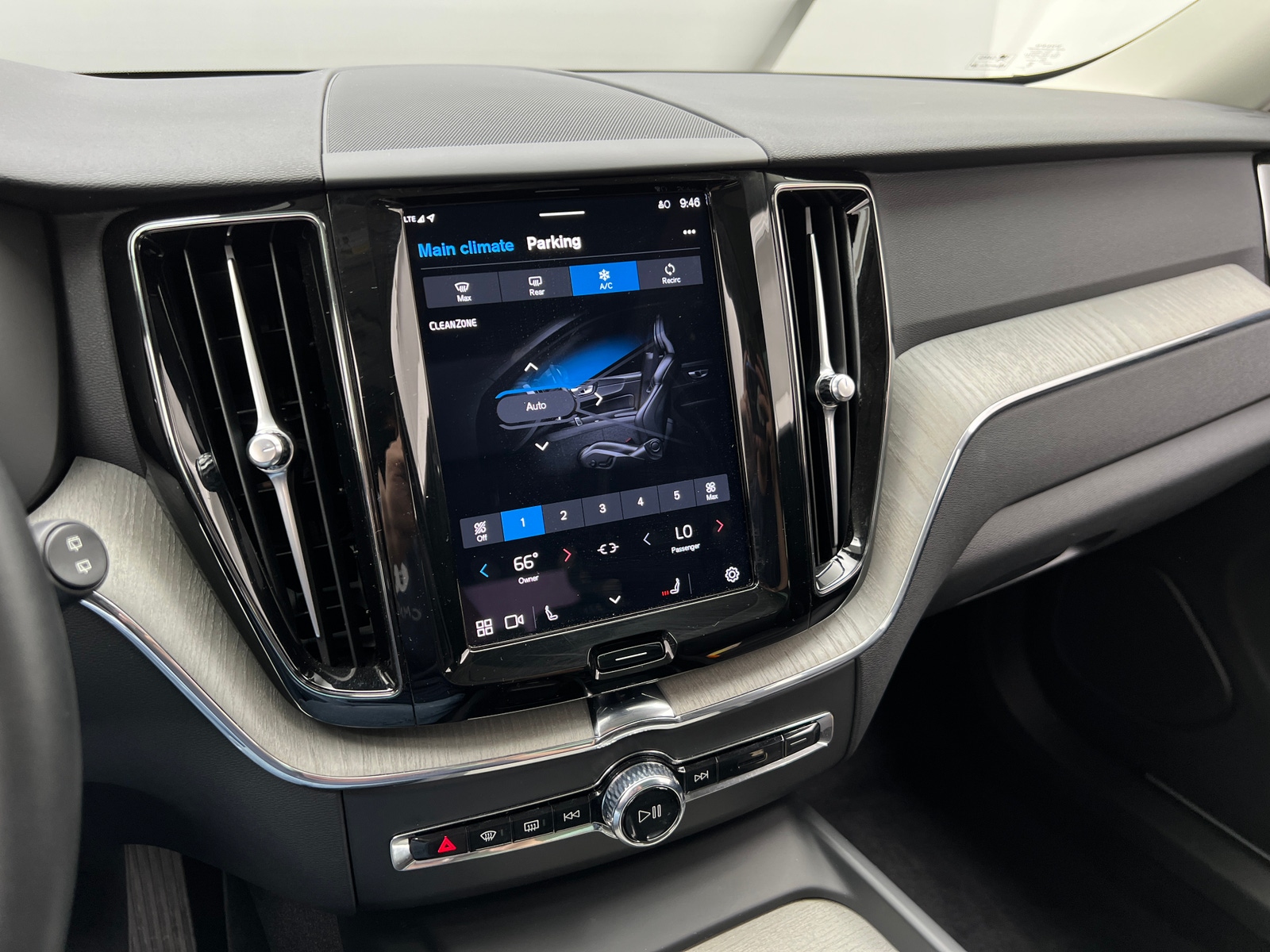 Thumbnail: 2025 Volvo XC60 - 3