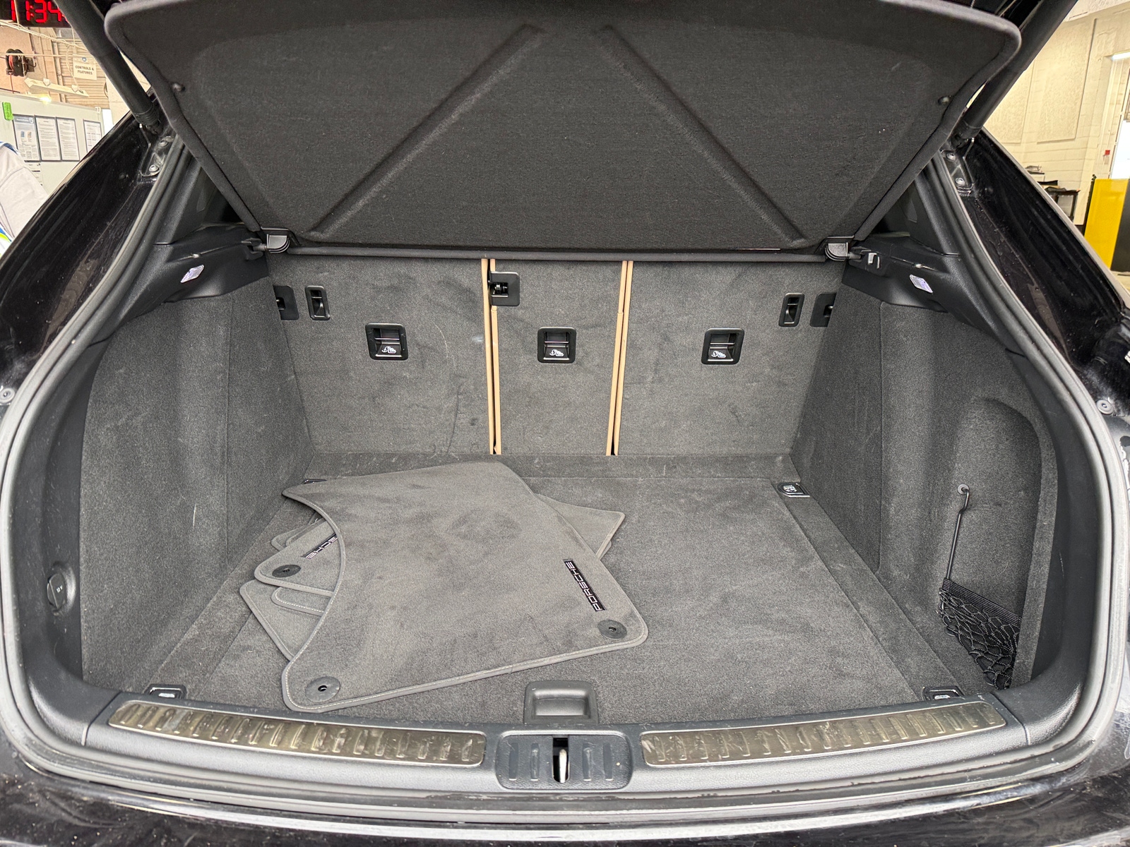 Thumbnail: 2023 Porsche Macan - 6