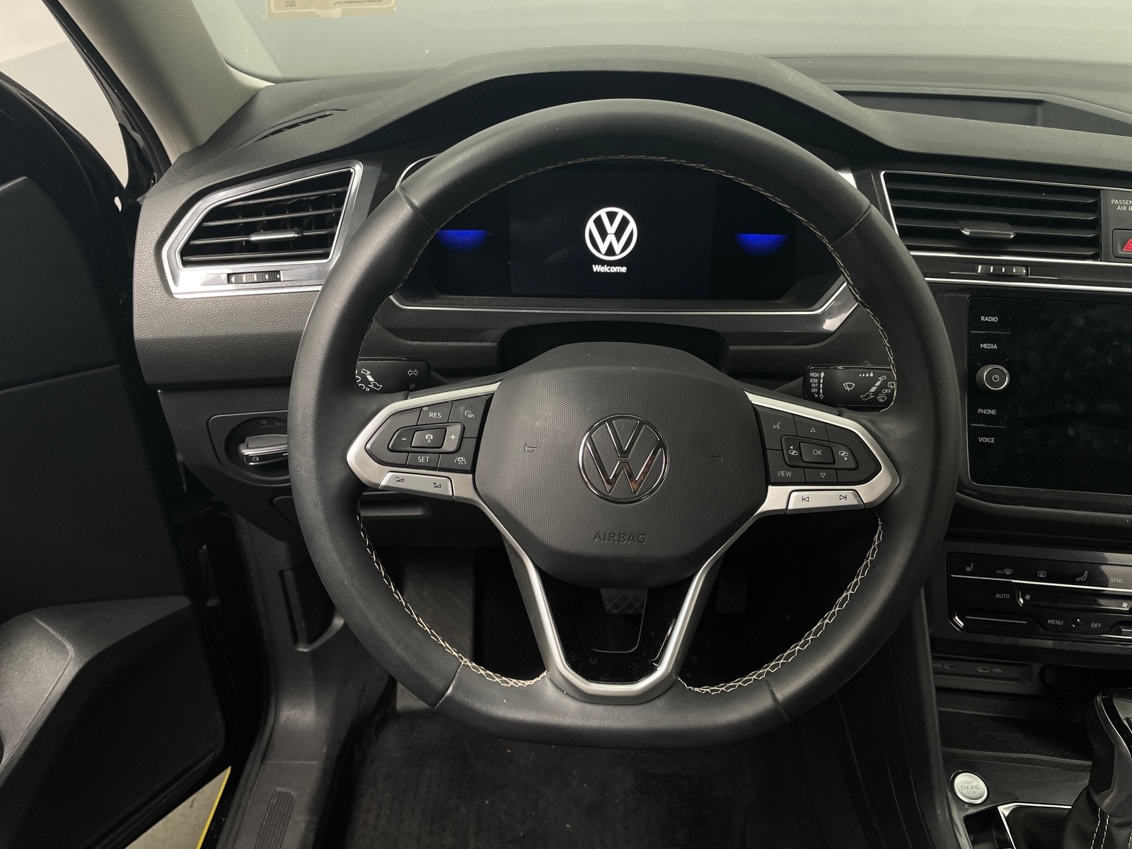 Thumbnail: 2023 Volkswagen Tiguan - 4