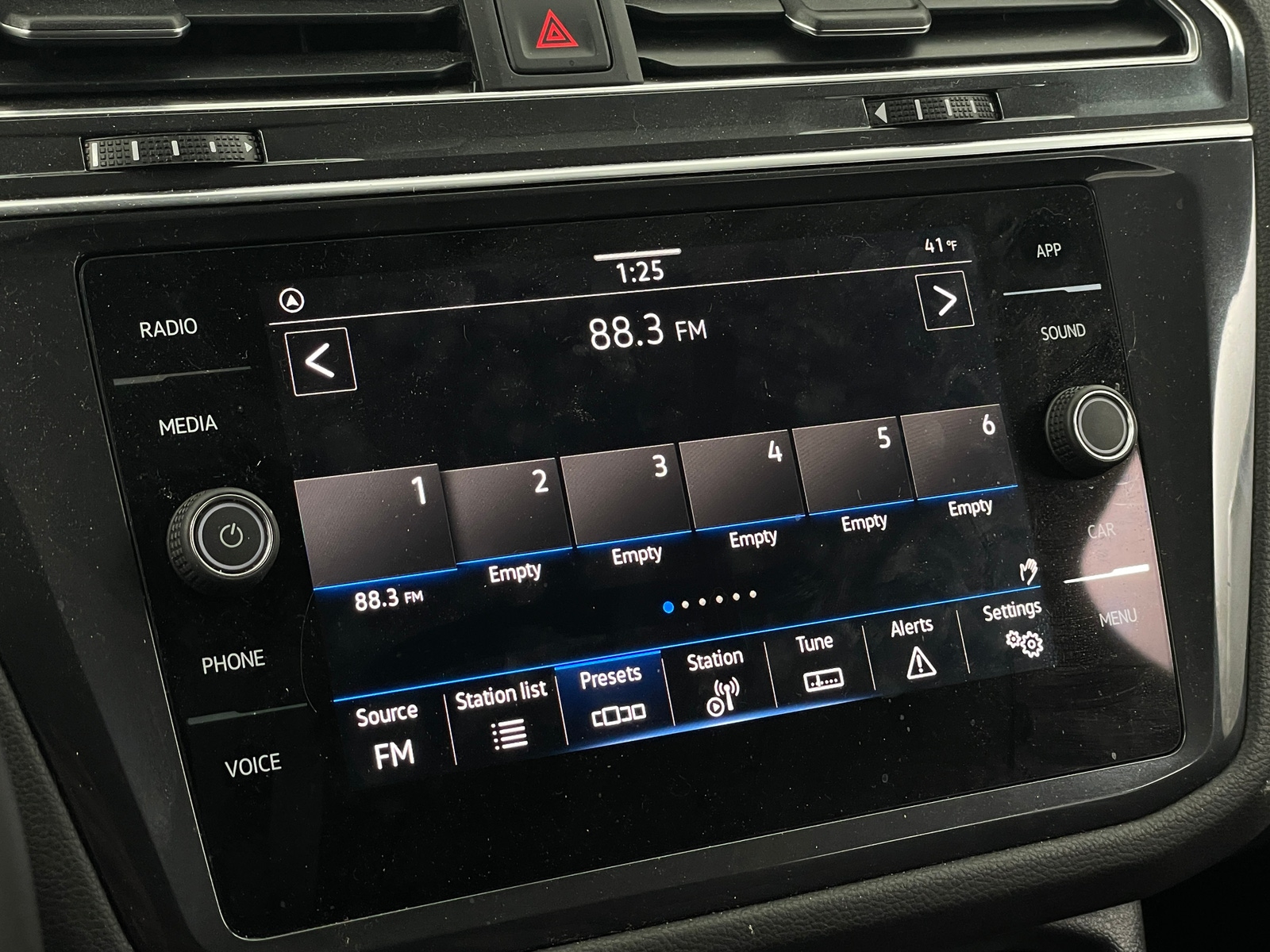 Thumbnail: 2023 Volkswagen Tiguan - 3