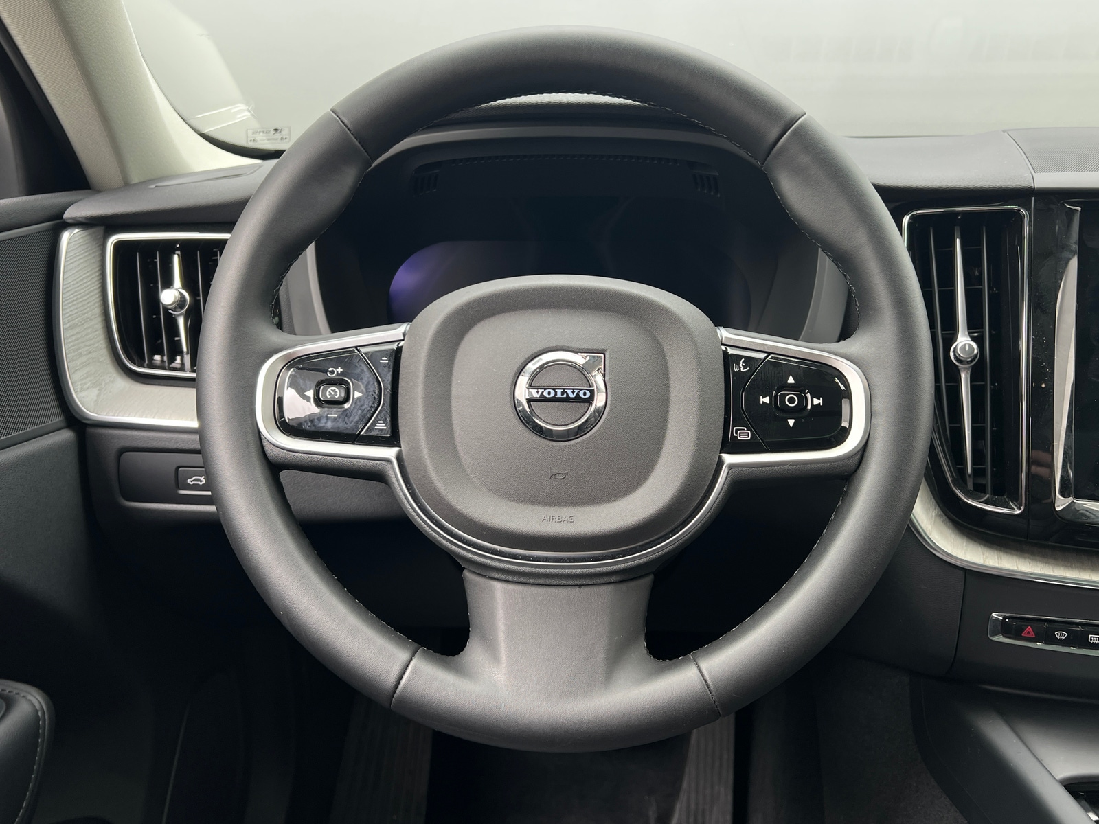 Thumbnail: 2025 Volvo XC60 - 4