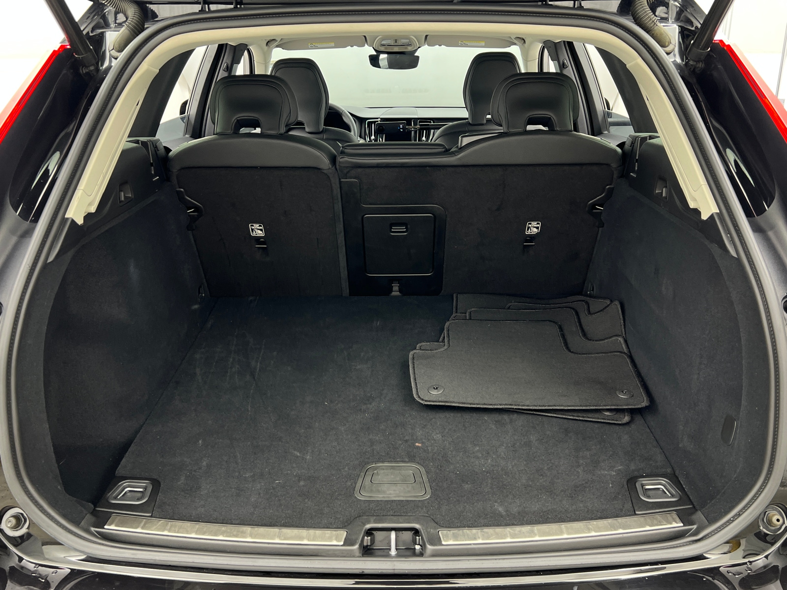 Thumbnail: 2025 Volvo XC60 - 6