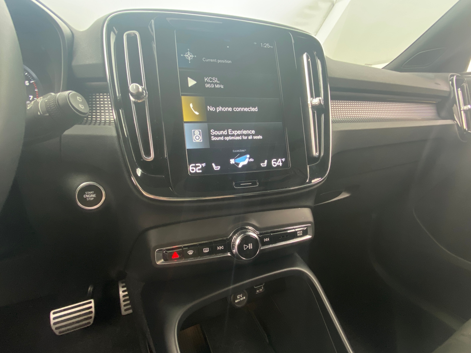 Thumbnail: 2022 Volvo XC40 - 3