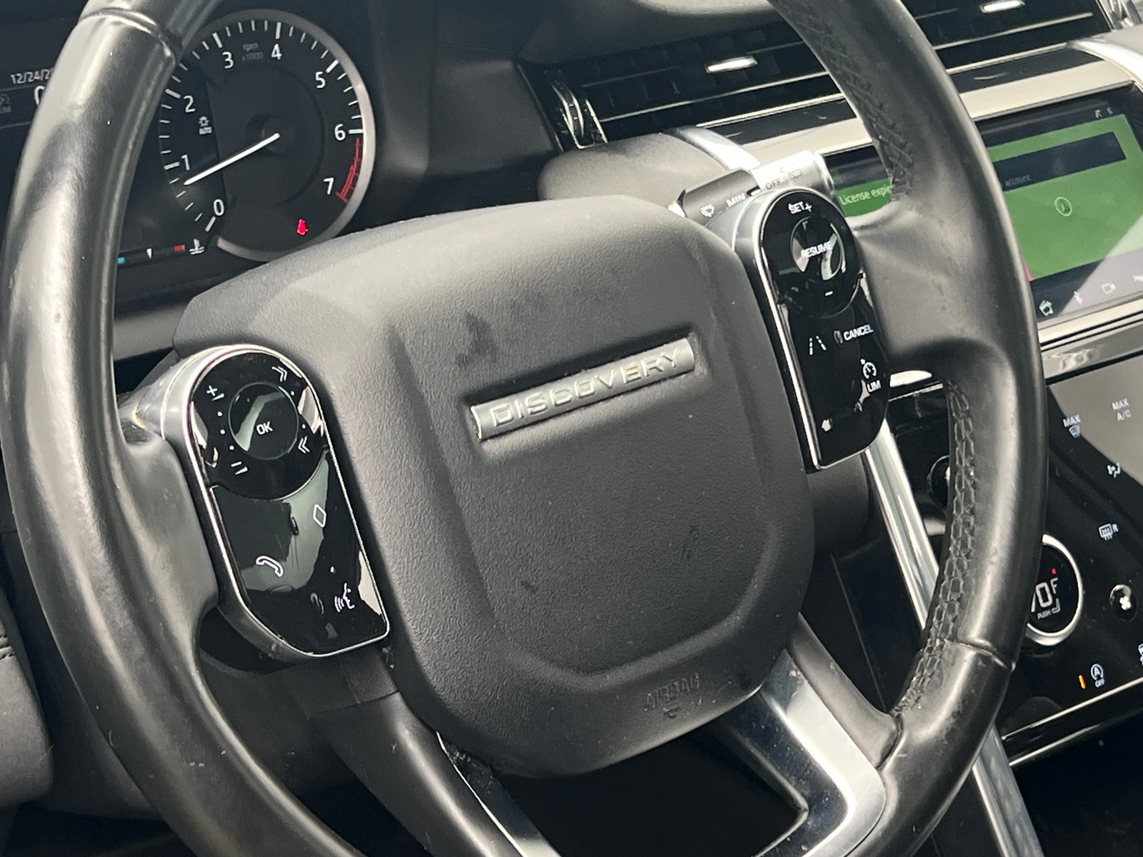 Thumbnail: 2020 Land Rover Discovery Sport - 4