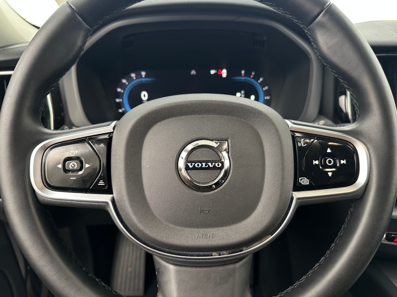 Thumbnail: 2025 Volvo XC60 - 4