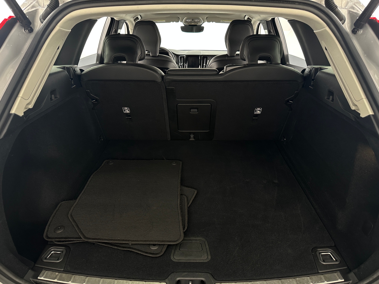 Thumbnail: 2025 Volvo XC60 - 6