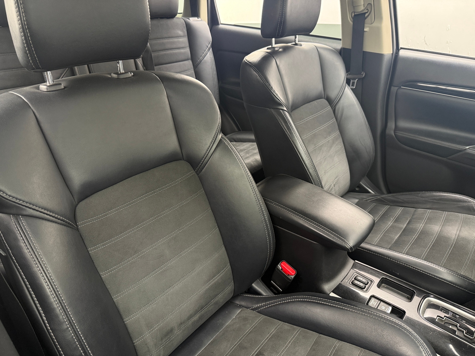 Thumbnail: 2020 Mitsubishi Outlander - 2