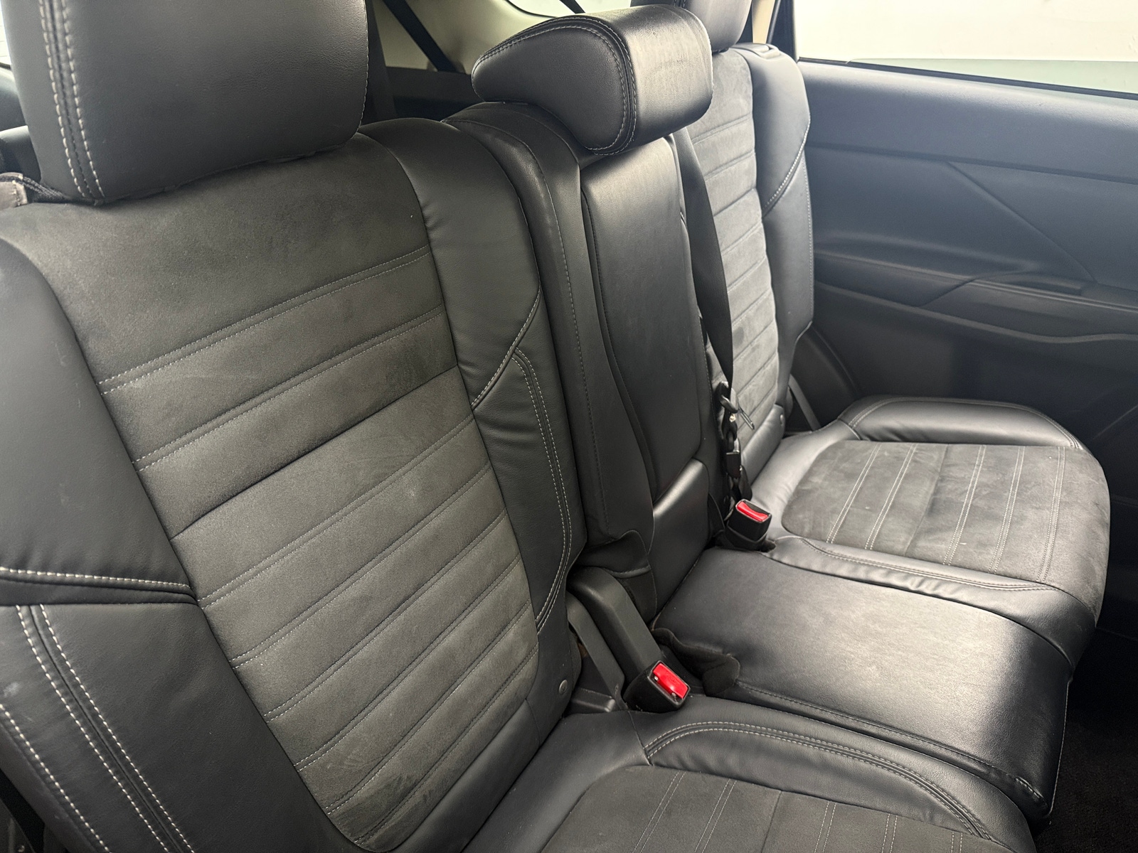 Thumbnail: 2020 Mitsubishi Outlander - 6