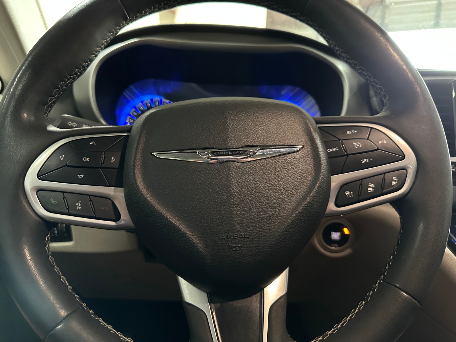 Thumbnail: 2022 Chrysler Pacifica - 4