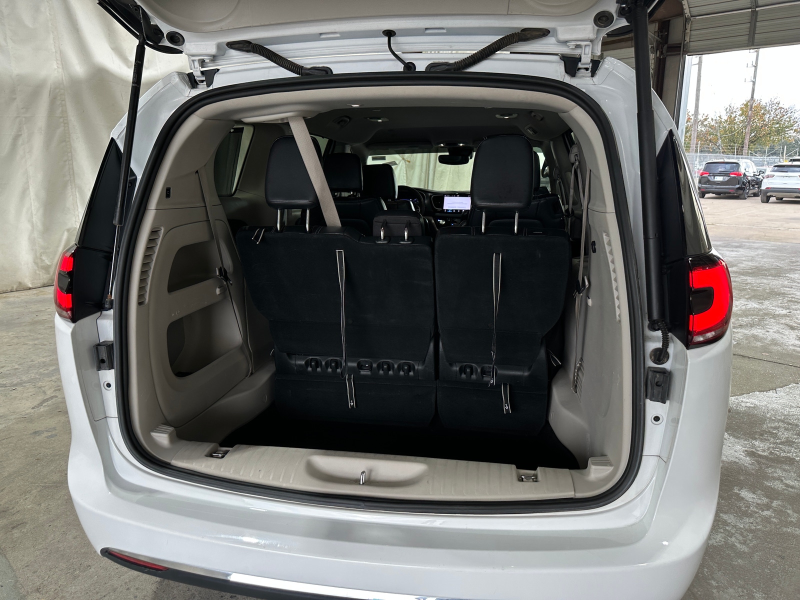 Thumbnail: 2022 Chrysler Pacifica - 6