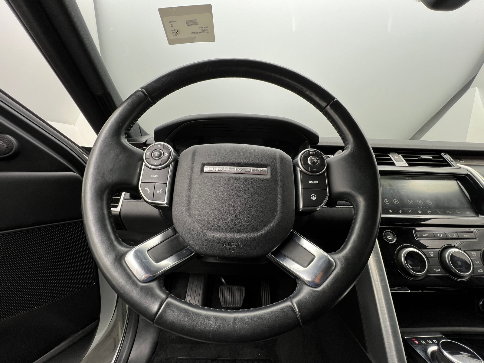 Thumbnail: 2018 Land Rover Discovery - 4