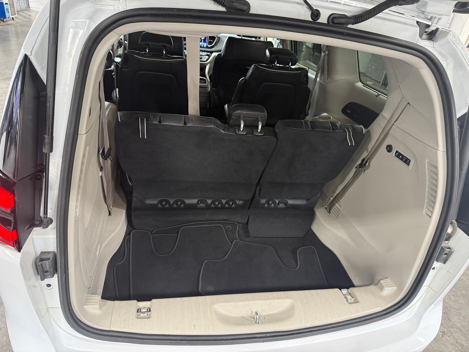 Thumbnail: 2022 Chrysler Pacifica - 6