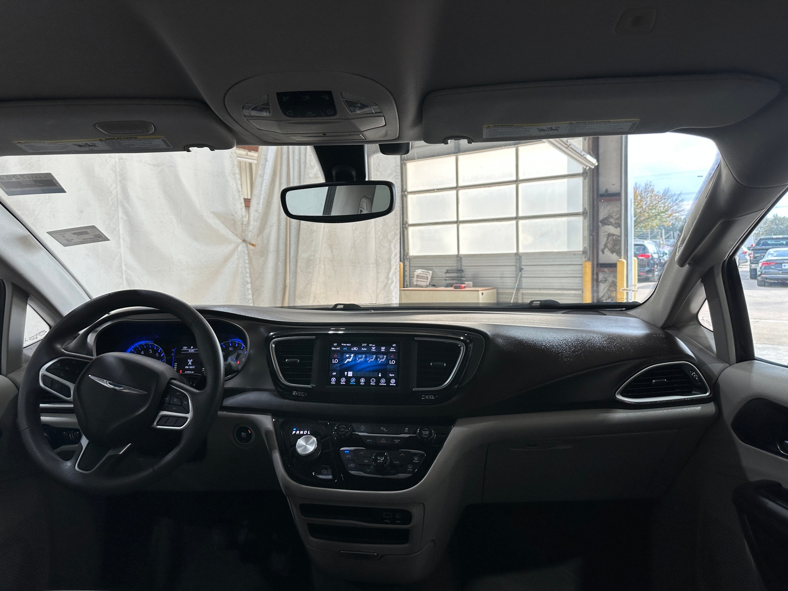 Thumbnail: 2018 Chrysler Pacifica - 3