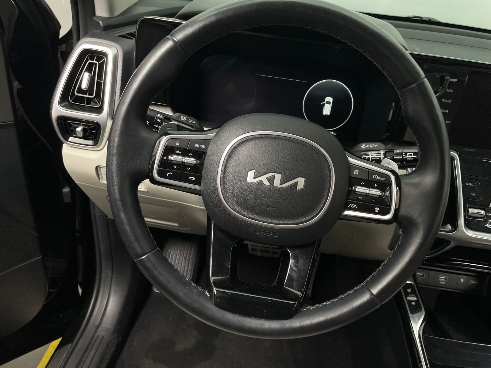 Thumbnail: 2023 Kia Sorento - 4