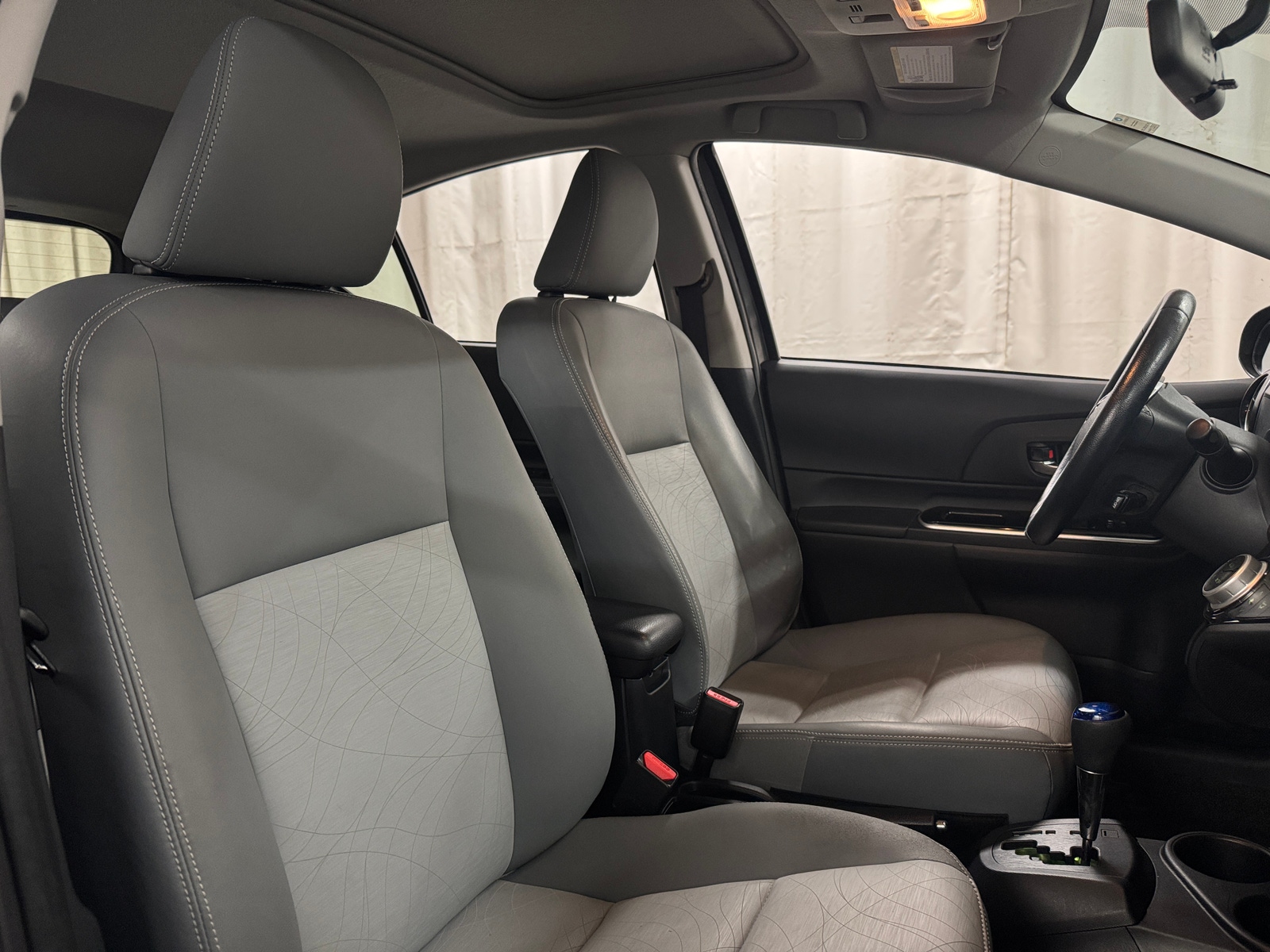 Thumbnail: 2016 Toyota Prius c - 2