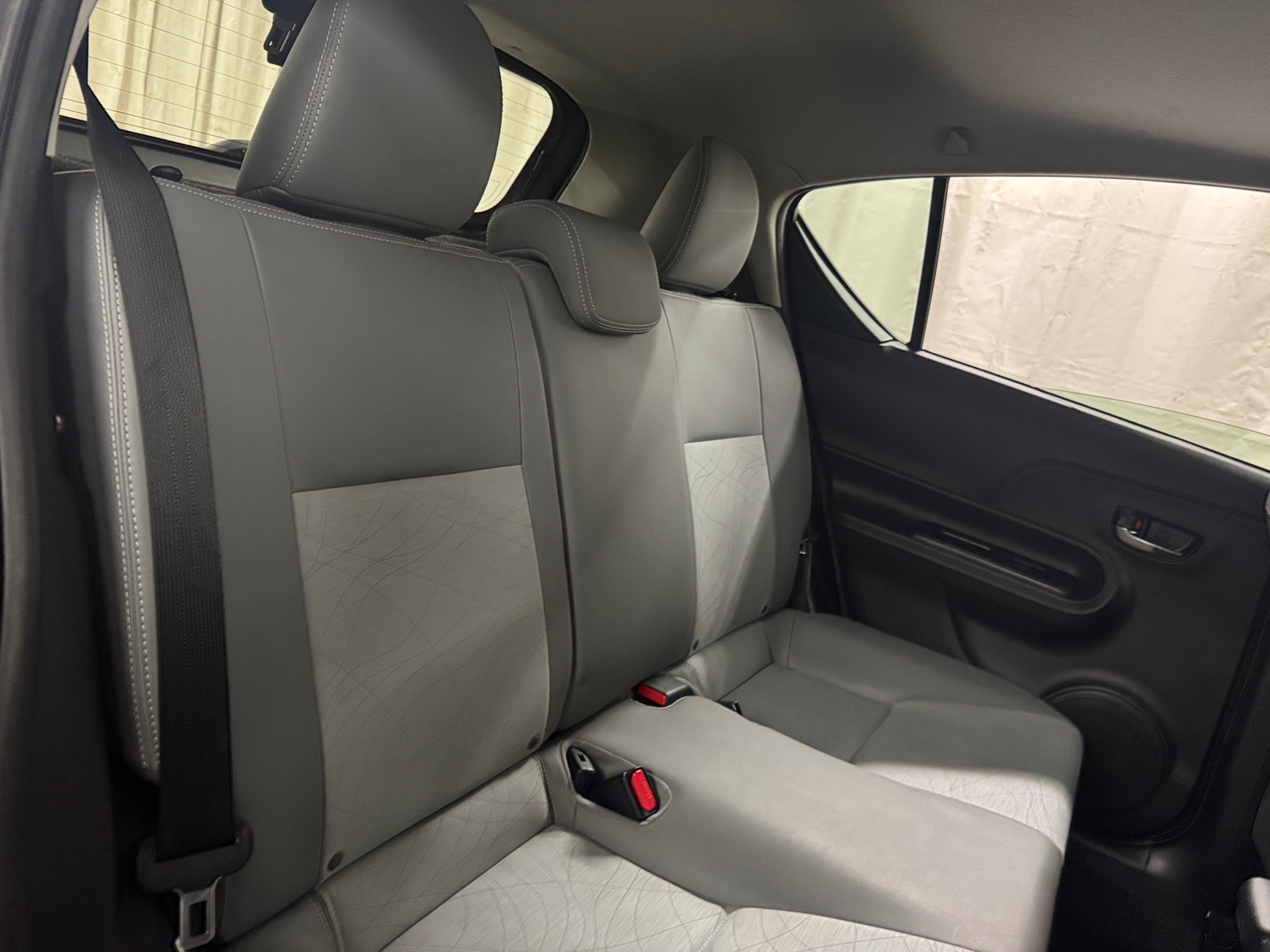 Thumbnail: 2016 Toyota Prius c - 6