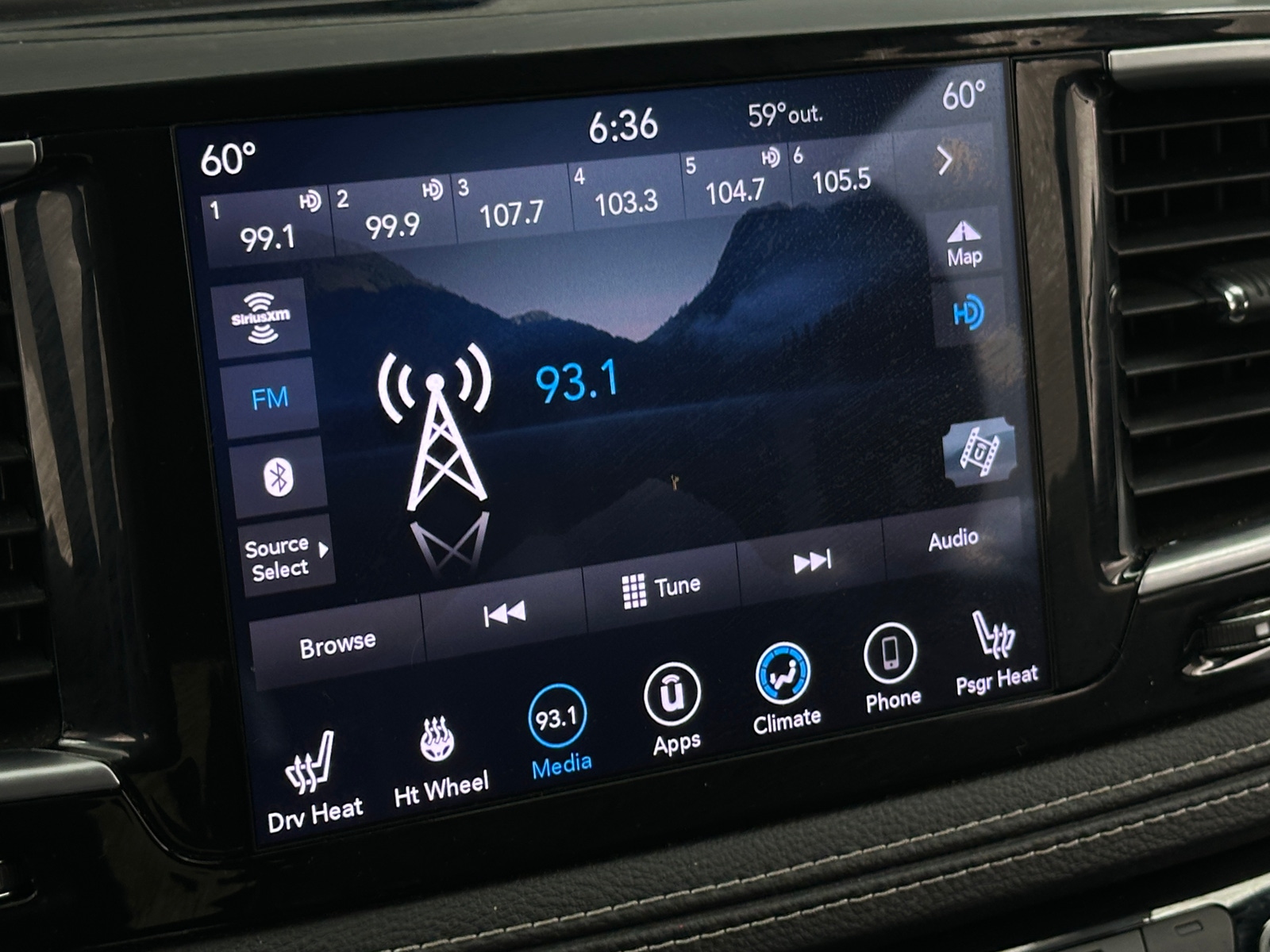 Thumbnail: 2018 Chrysler Pacifica - 3