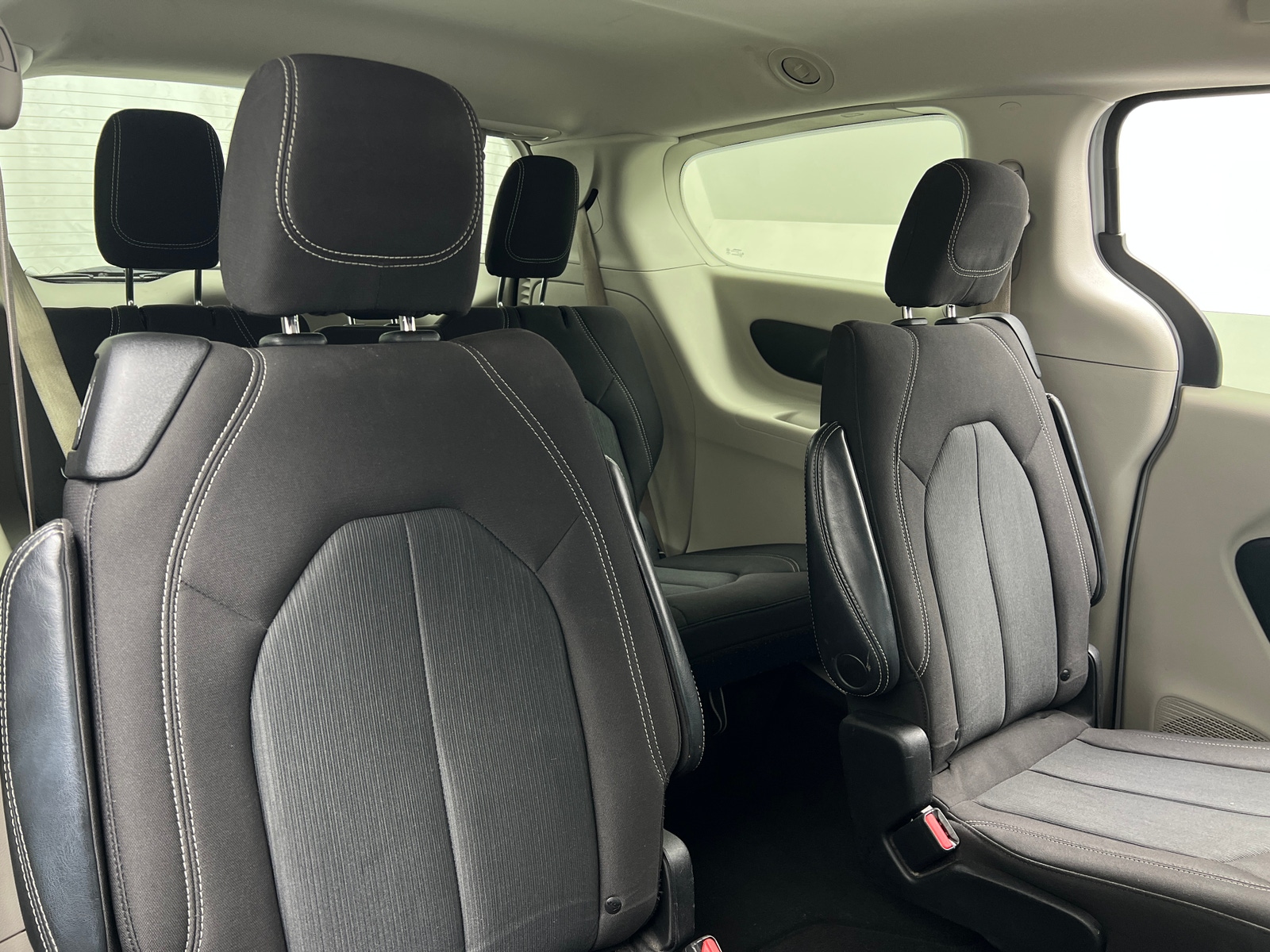 Thumbnail: 2022 Chrysler Voyager - 6