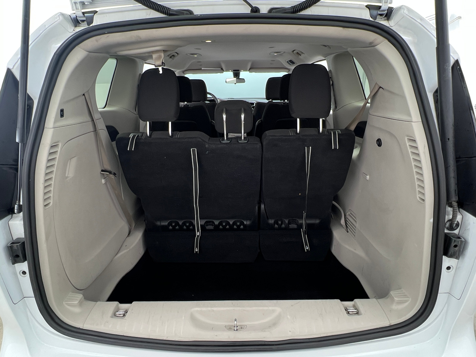 Thumbnail: 2022 Chrysler Voyager - 7