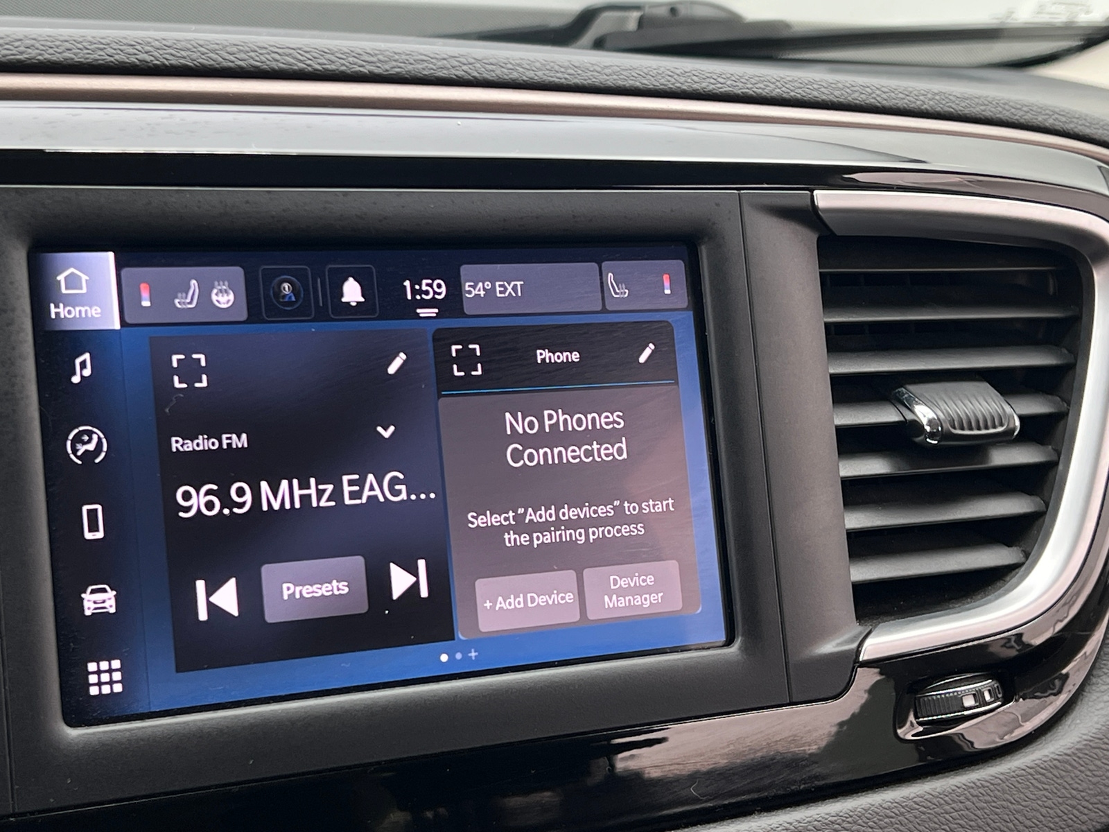 Thumbnail: 2022 Chrysler Voyager - 4