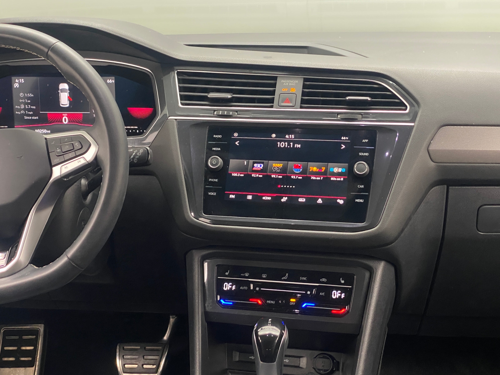 Thumbnail: 2023 Volkswagen Tiguan - 3