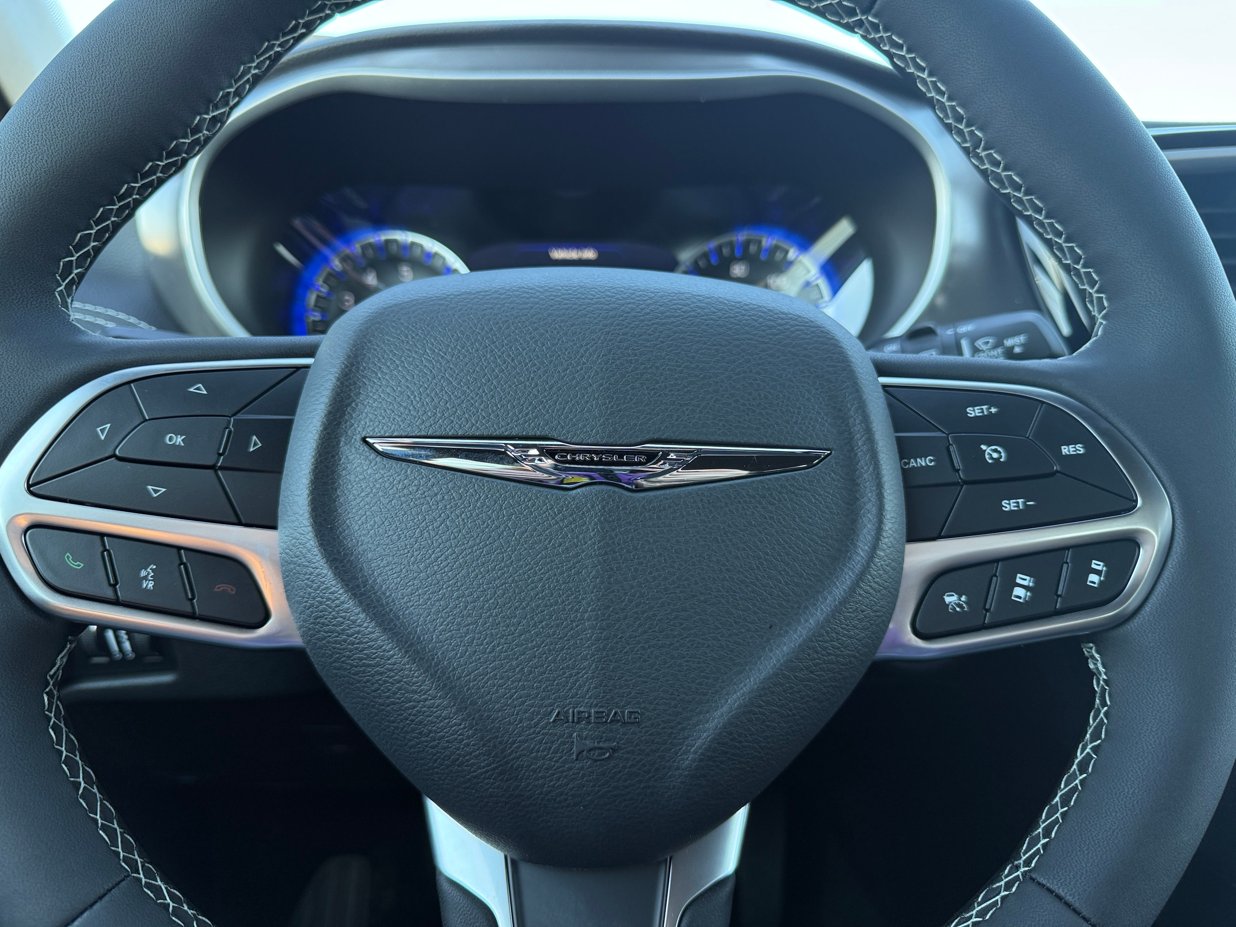 2026 Chrysler Pacifica Select's photo