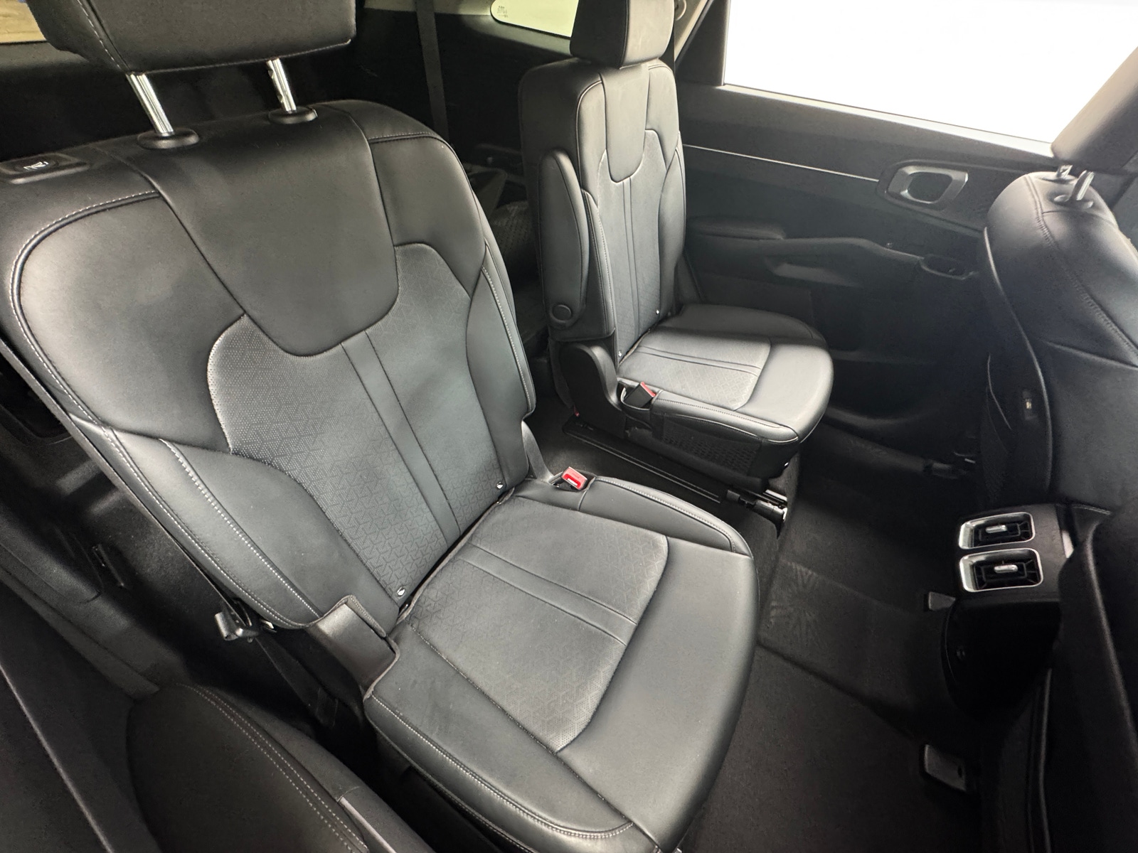 Thumbnail: 2023 Kia Sorento - 5