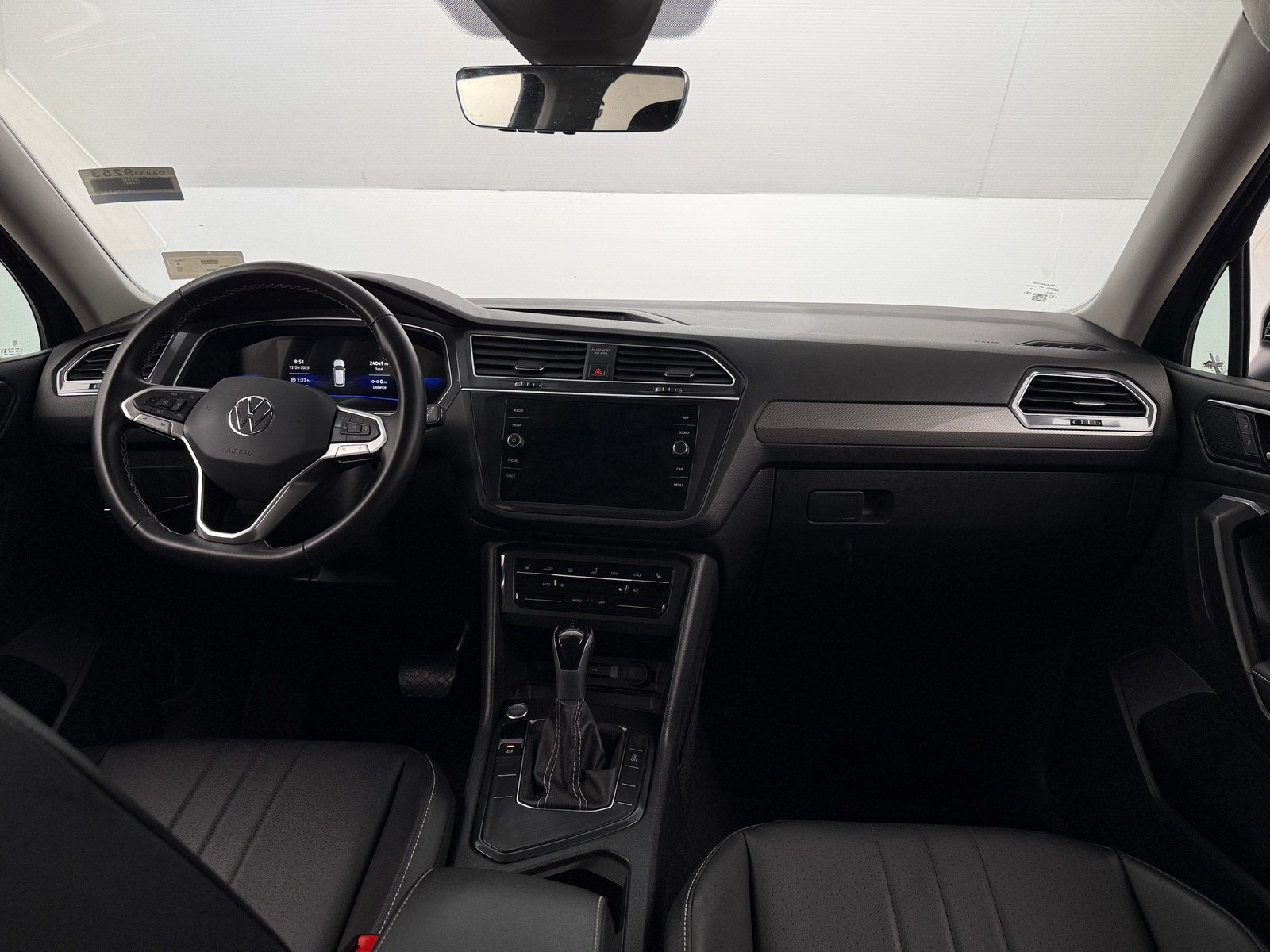 Thumbnail: 2023 Volkswagen Tiguan - 2