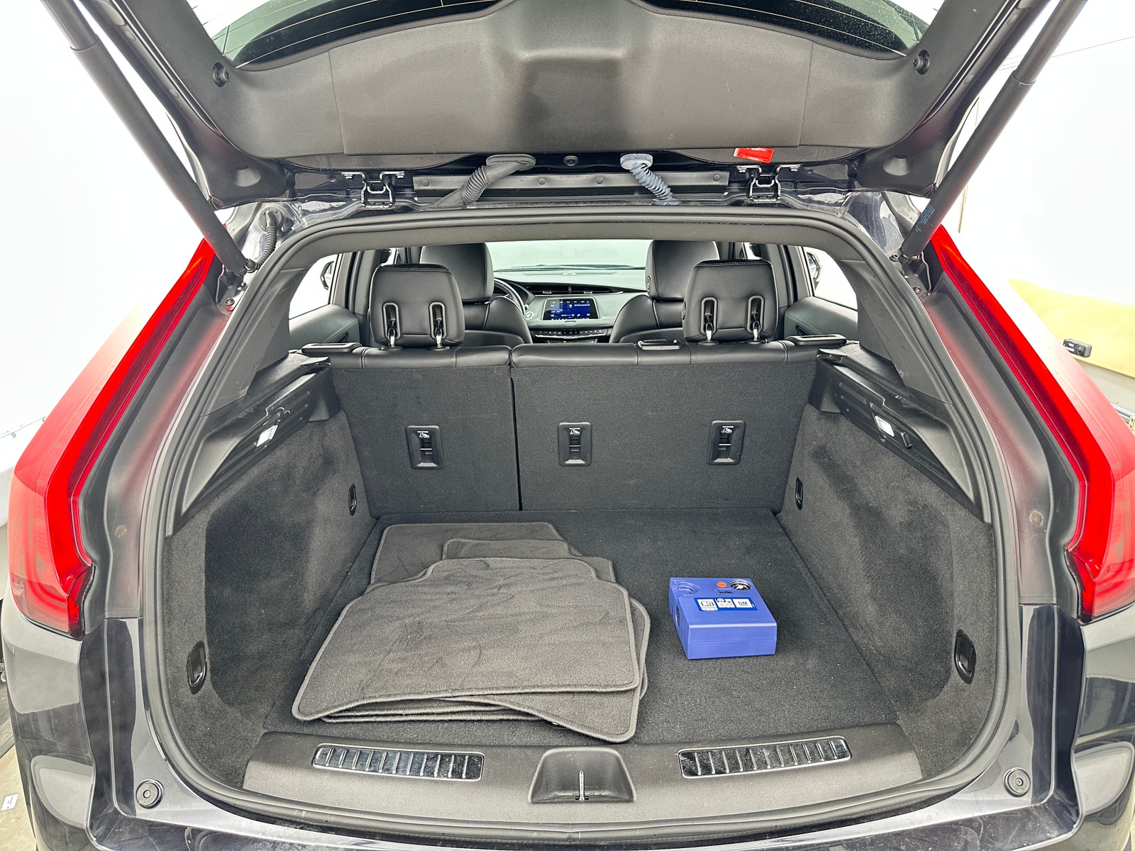 Thumbnail: 2022 Cadillac XT4 - 6